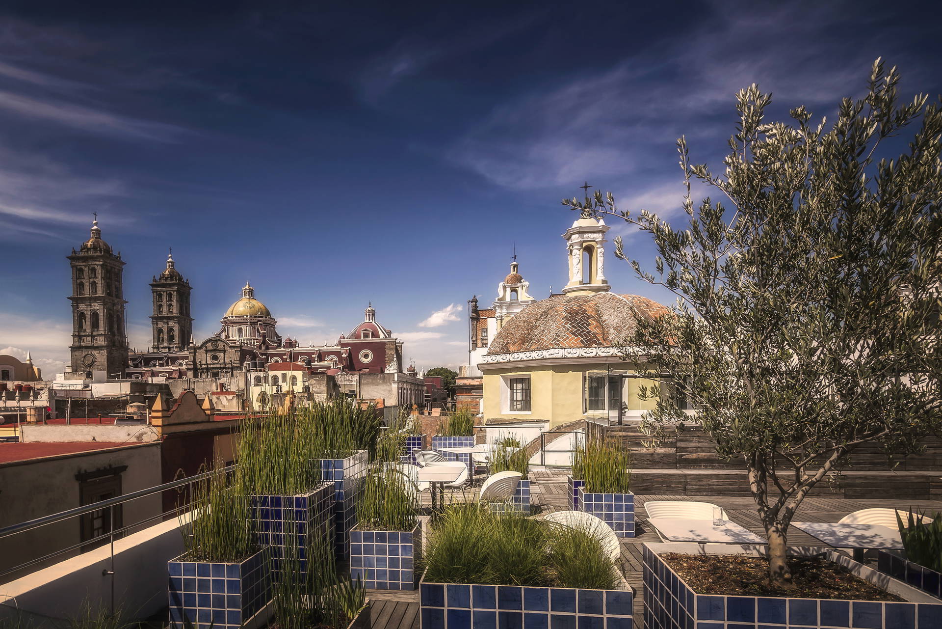 Widok na miasto Puebla z tarasu z niebieskimi donicami.