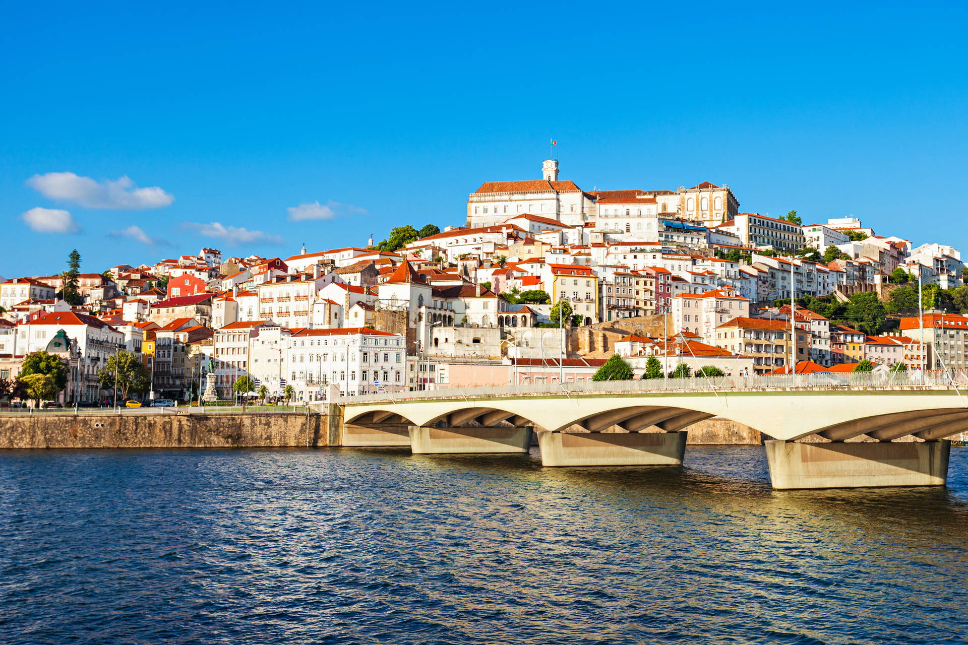 Panorama portugalskiego miasta Coimbra z budynkami uniwersytetu na wzgórzu.