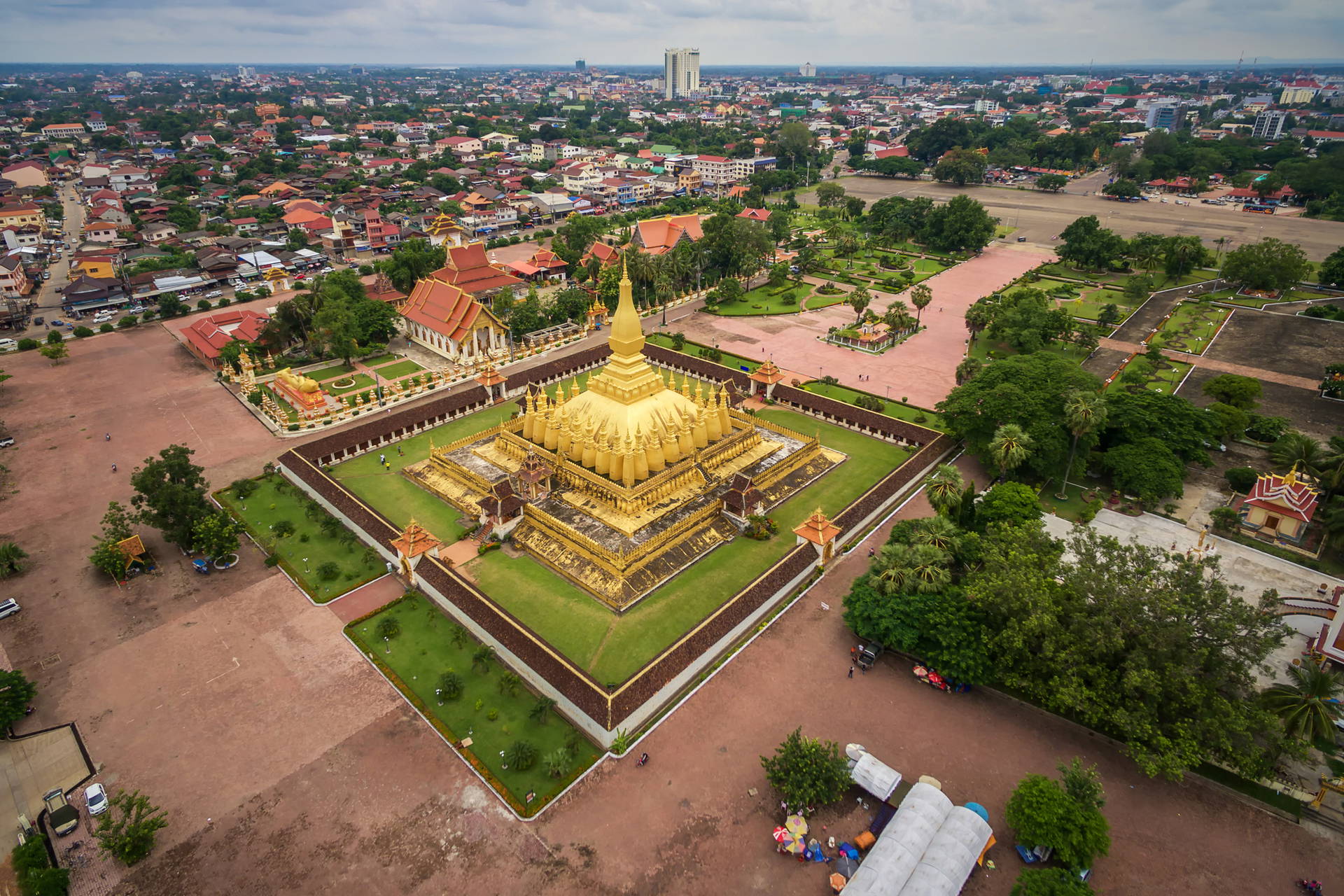 Złota pagoda Pha That Luang w Wientianie sfotografowana z lotu ptaka.