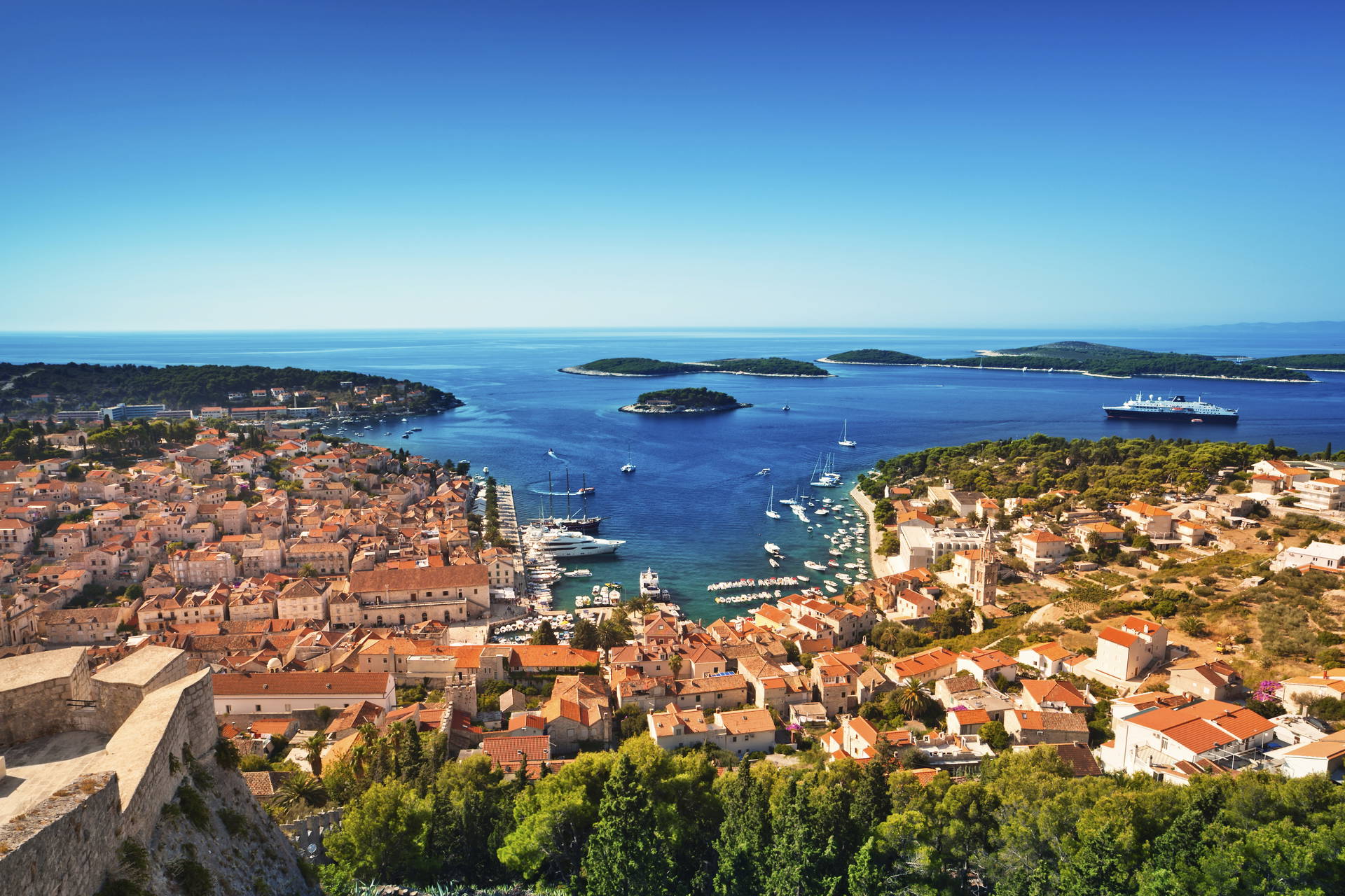 Widok z góry na miasto Hvar w Chorwacji i łodzie na wodzie.