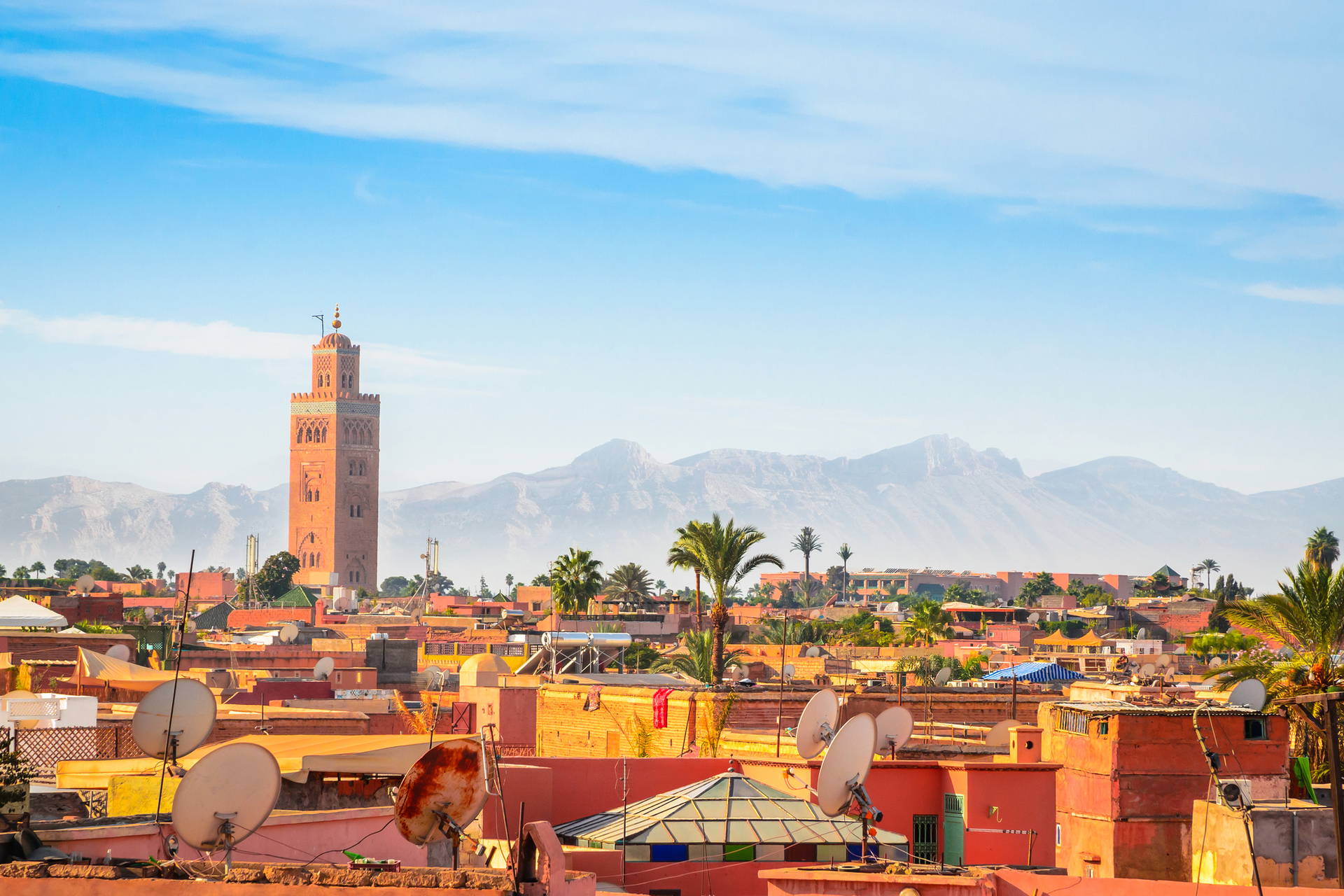 Marrakesz, Maroko. Widok na miasto z minaretem meczetu Kutubijja.