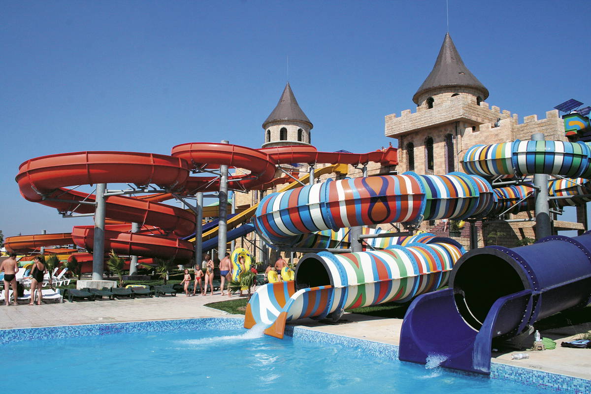 Aquapark ze zjeżdżalniami i basenem. Na terenie obiektu znajduje się budowla przypominająca zamek.