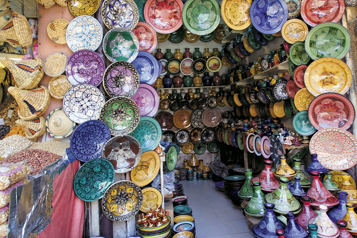 Sklep z ceramiką w Marrakeszu: talerze i tadżiny.