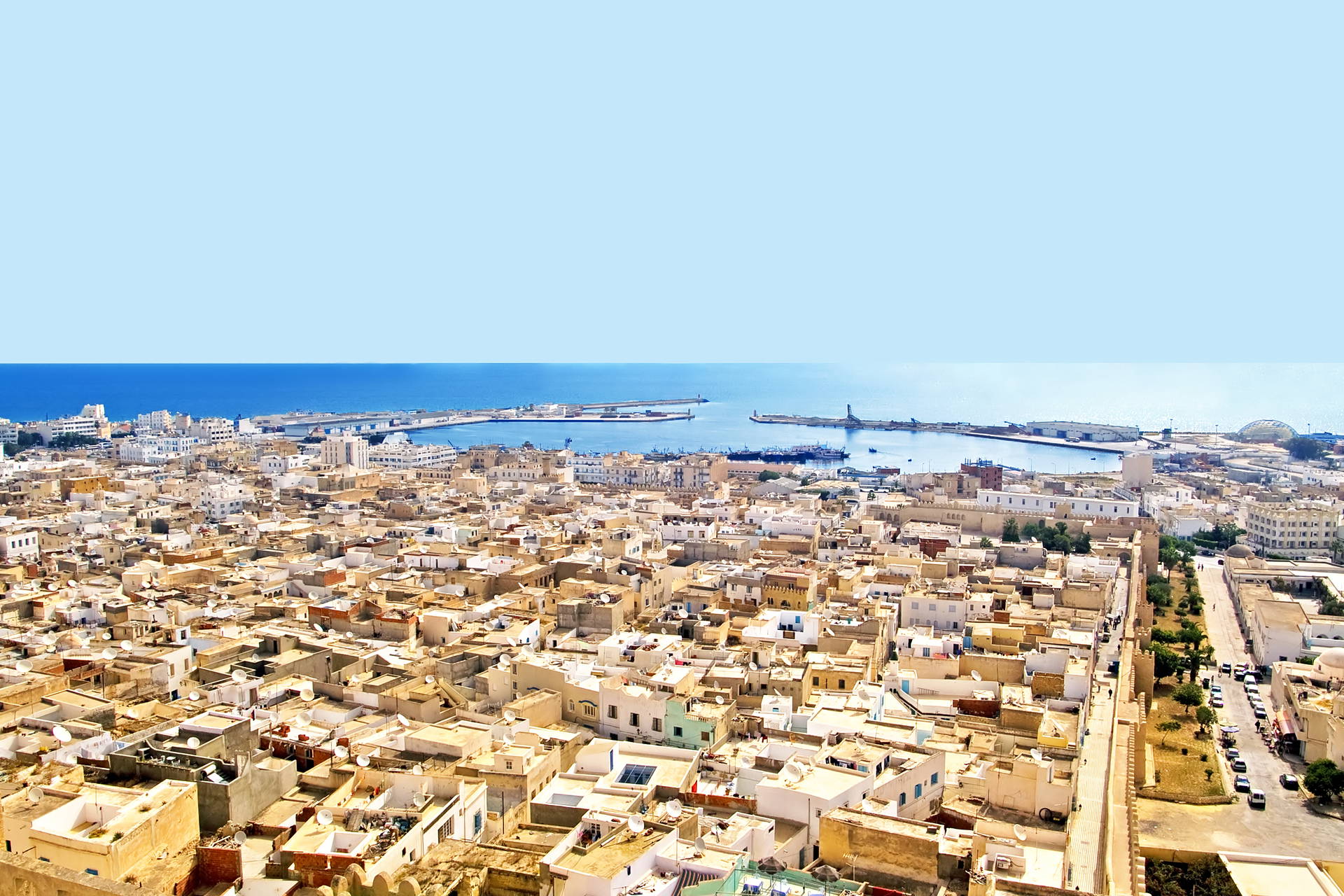 Panorama miasta Susa w Tunezji z widokiem na port i morze.