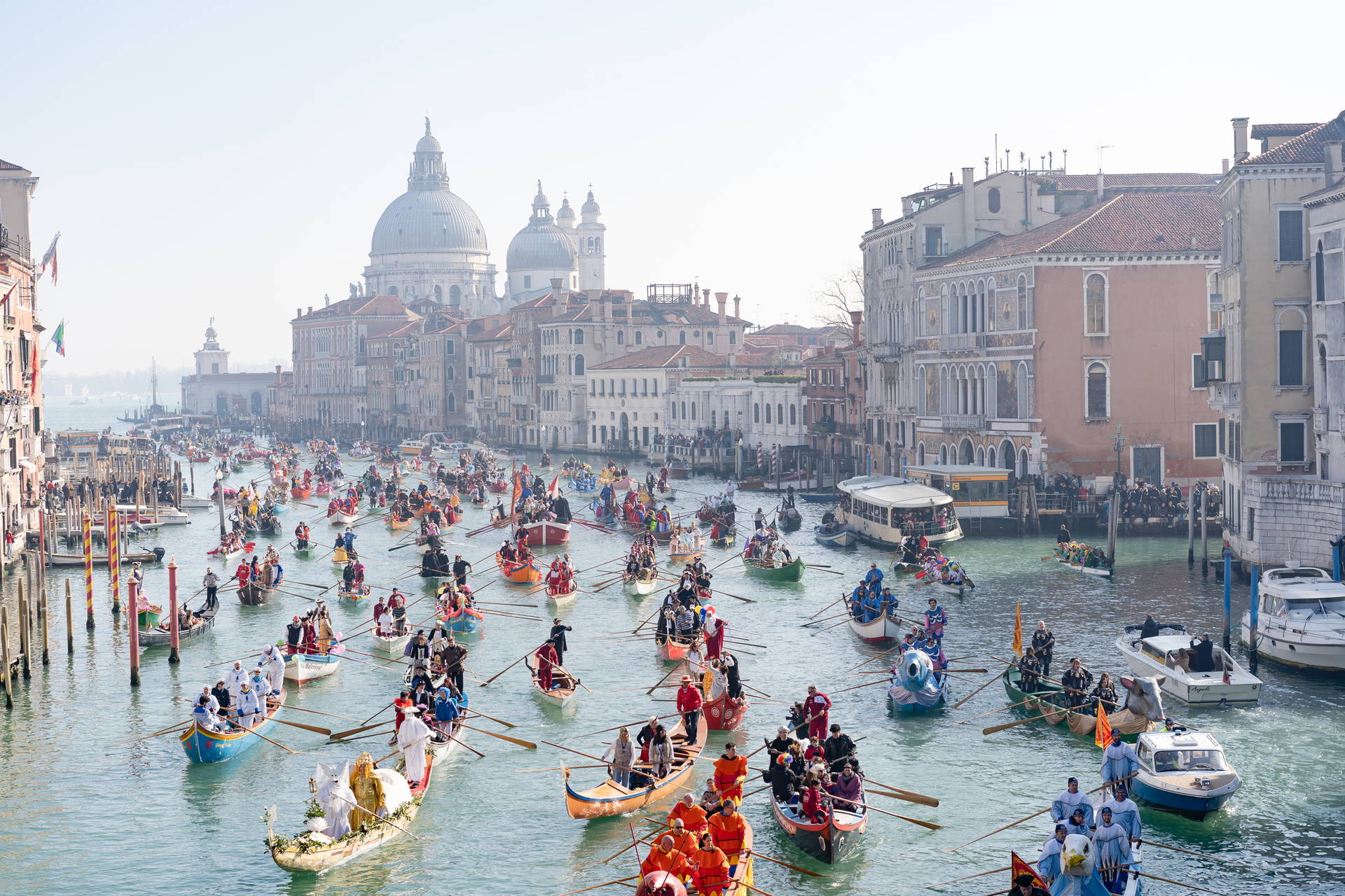 Parada łodzi podczas karnawału w Wenecji na tle Bazyliki Santa Maria della Salute.