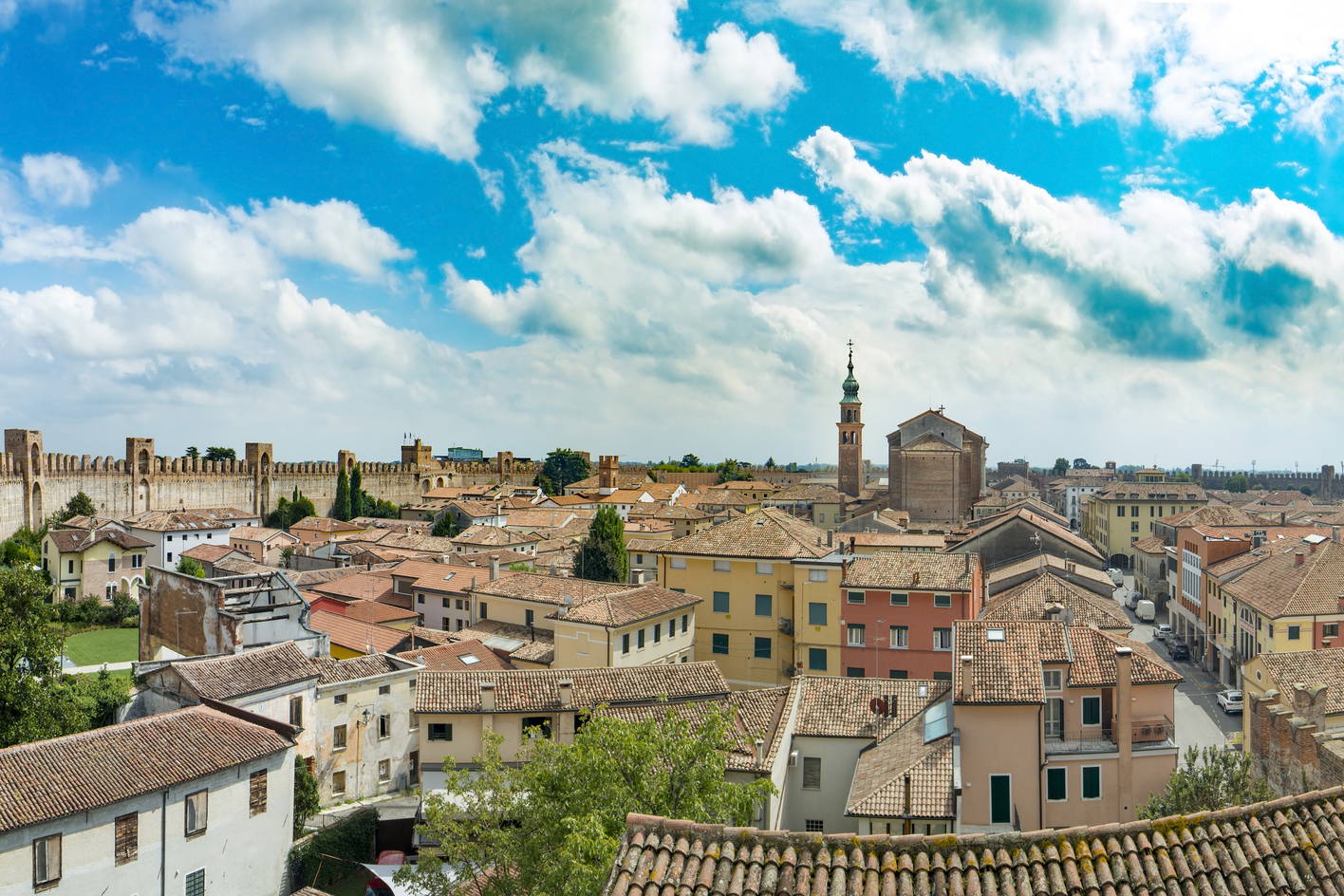 Panorama włoskiego miasta Montagnana z murami obronnymi.