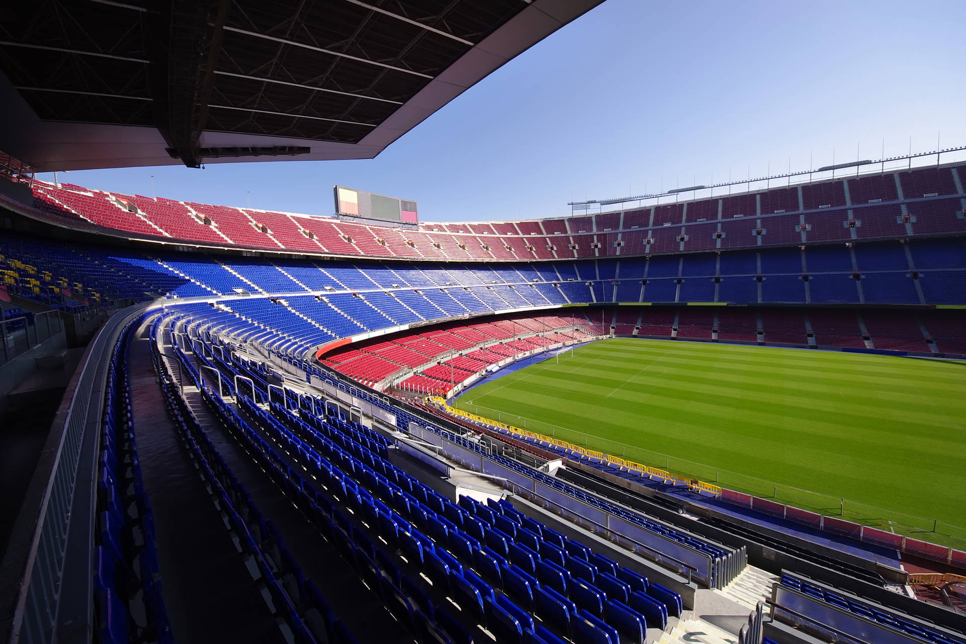 Widok na stadion Camp Nou z trybun.