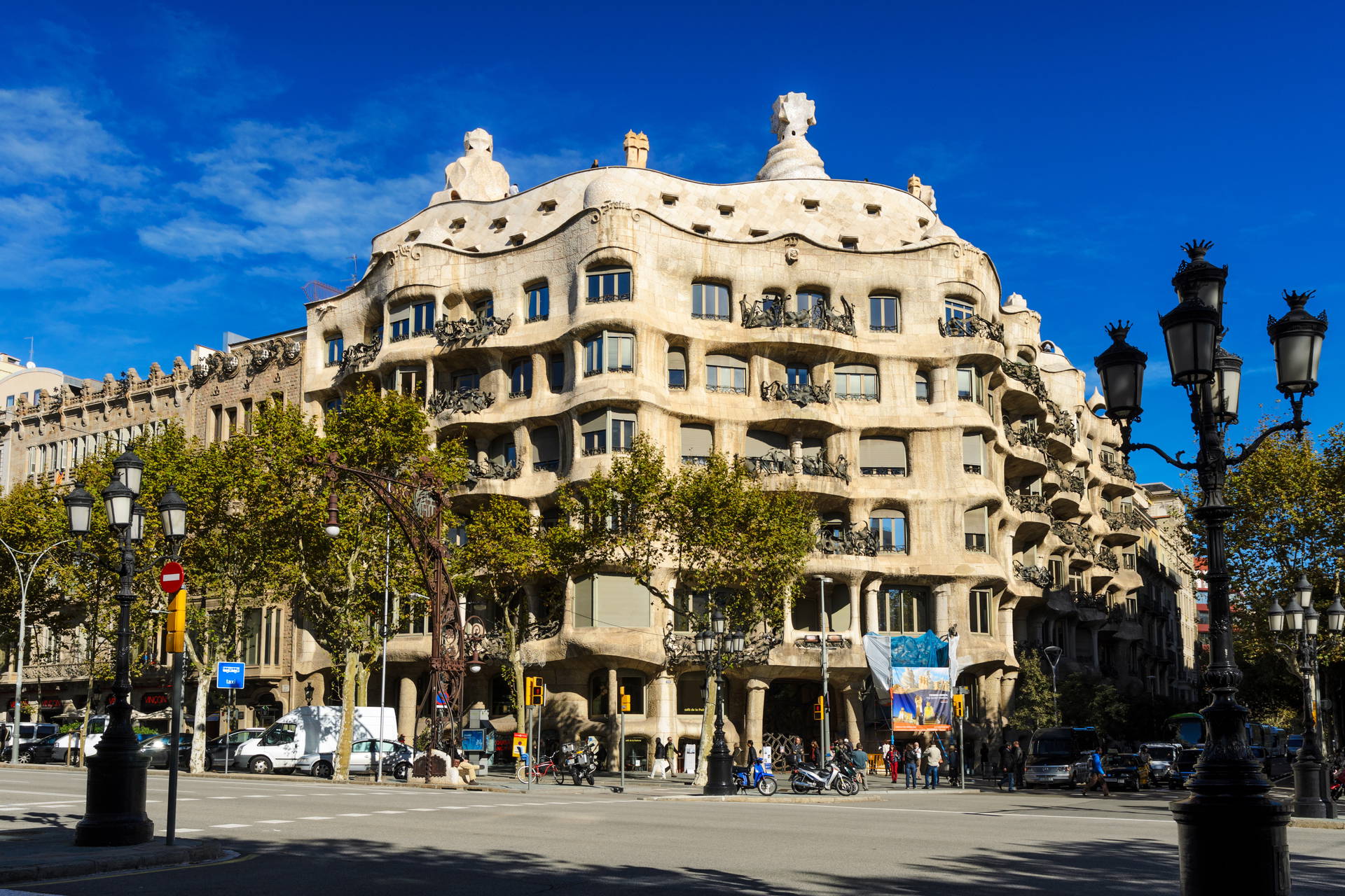 Casa Milà w Barcelonie, budynek z falistą fasadą.