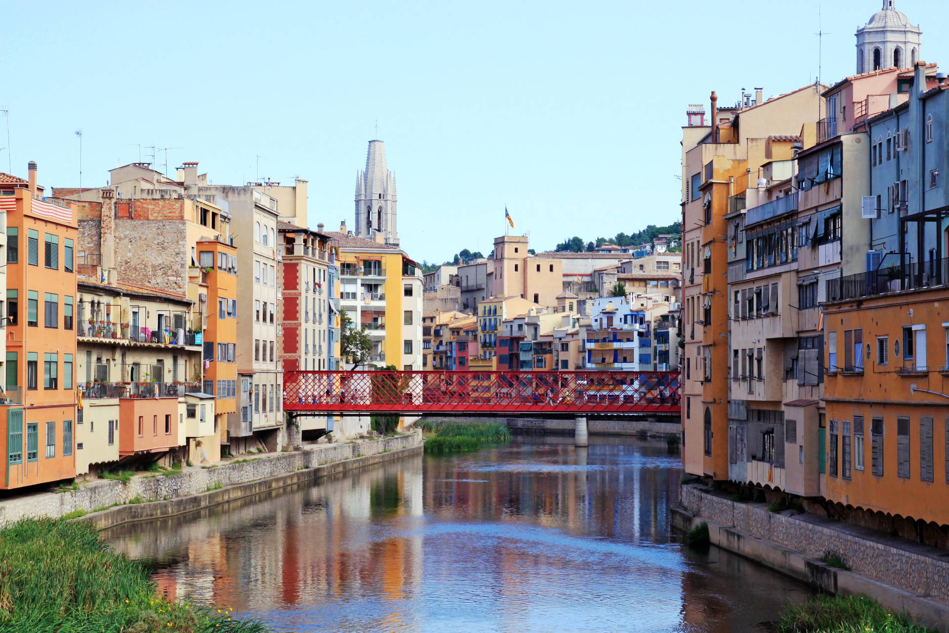 Girona, Hiszpania: kolorowe budynki nad rzeką i most.