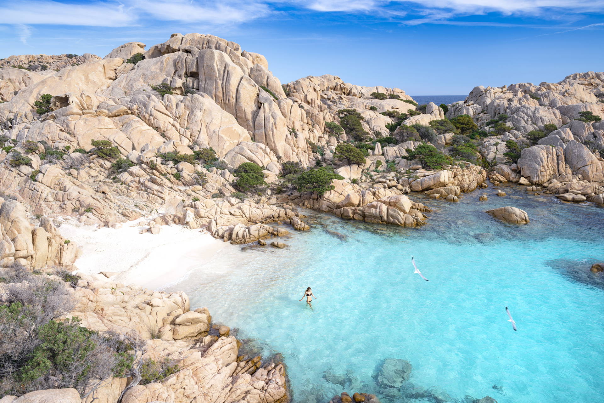 Zdjęcie z lotu ptaka na plażę Cala Spinosa na Sardynii.