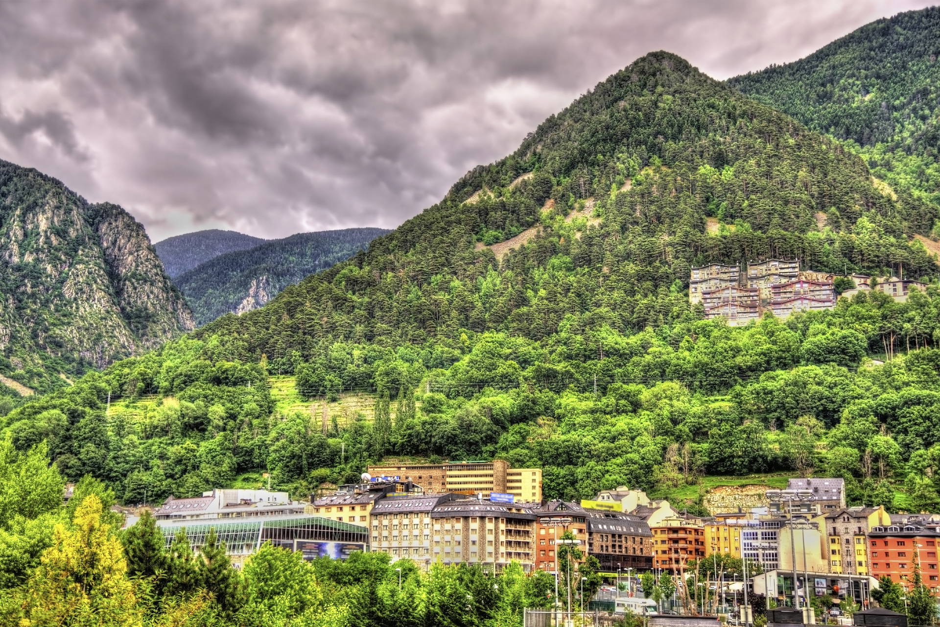 Krajobraz miejski w górskiej dolinie.