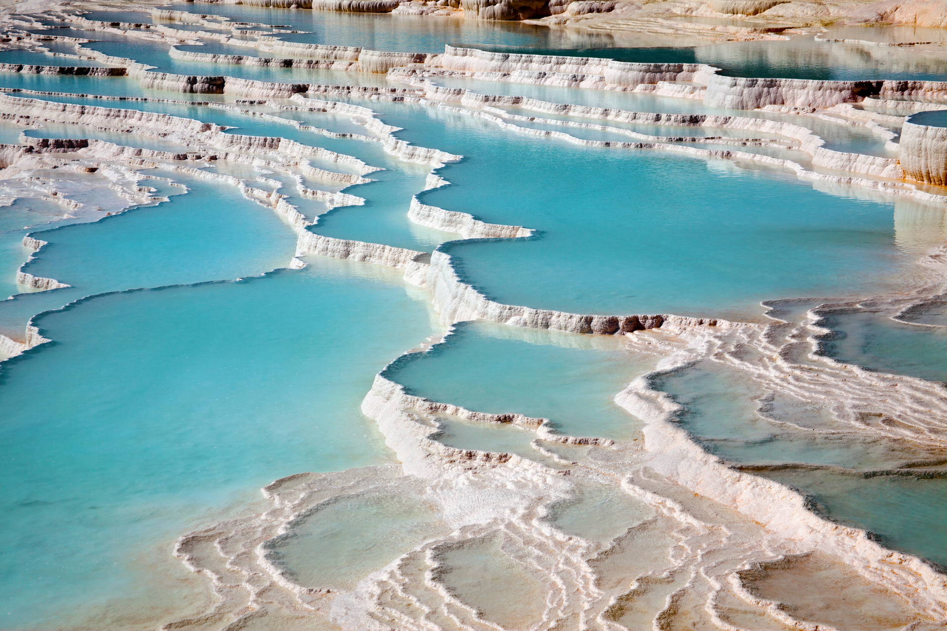 Turkusowa woda i białe trawertyny w Pamukkale.