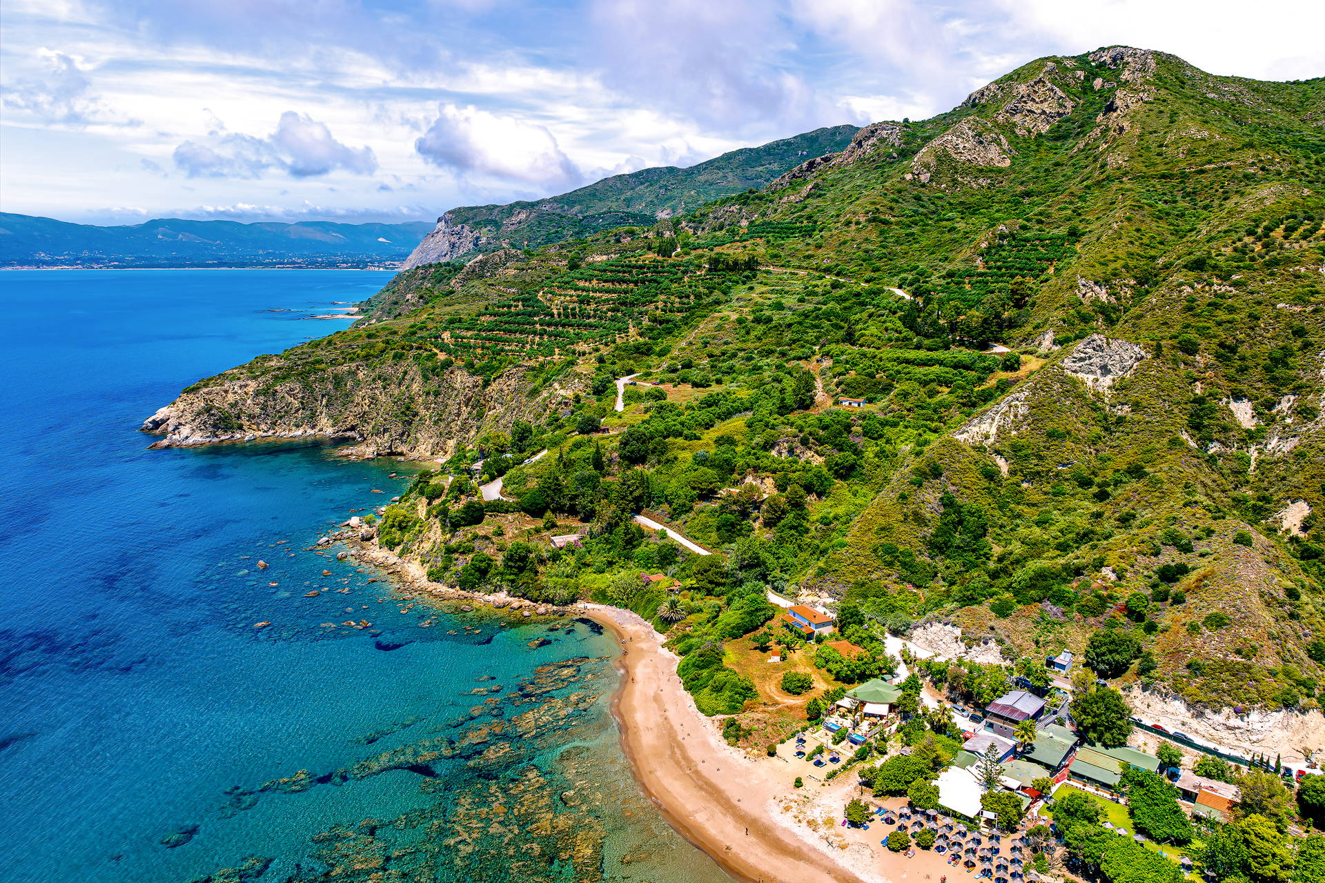 Plaża i klify na Zakynthos w Grecji, widok z lotu ptaka.