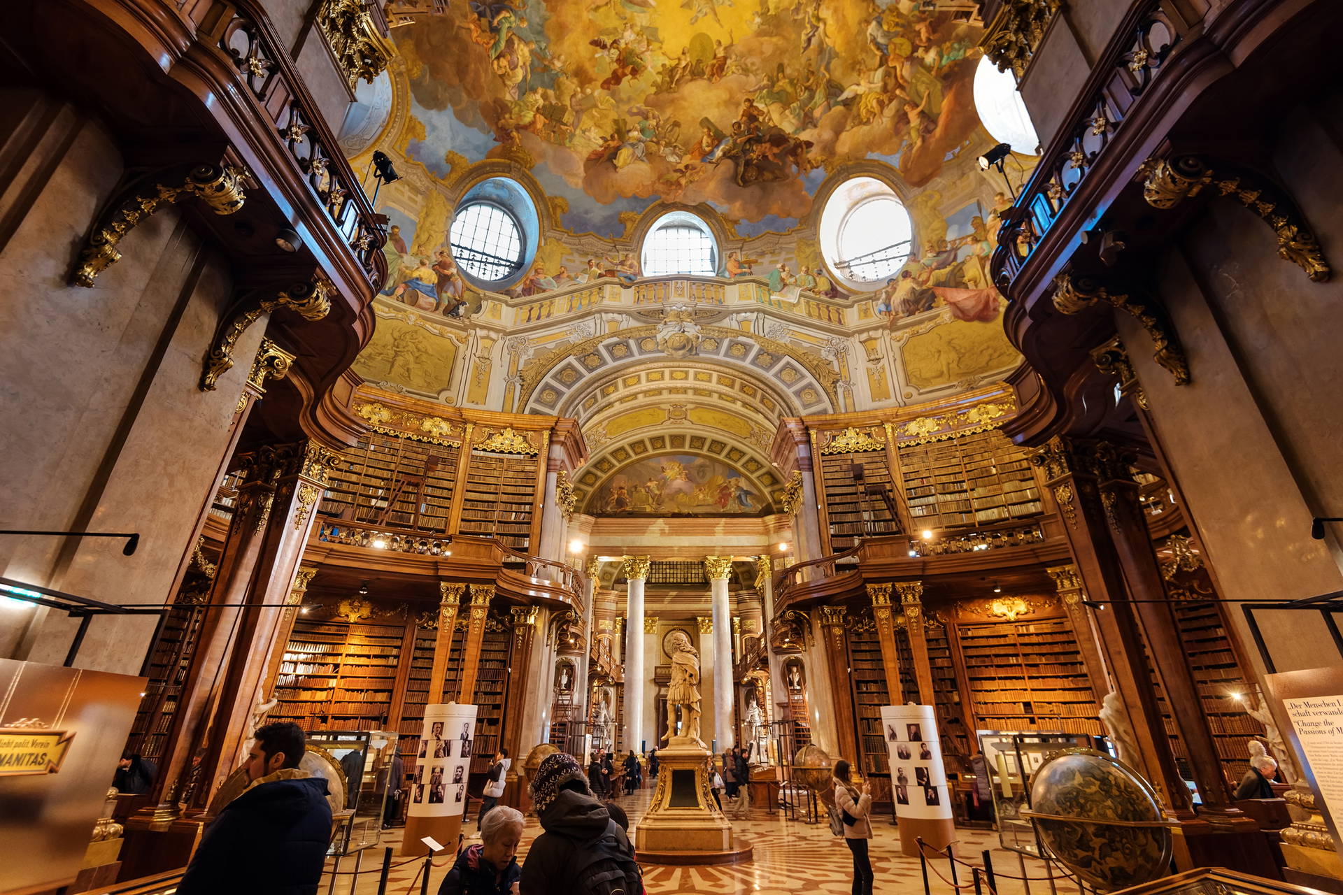 Wnętrze Austriackiej Biblioteki Narodowej w Wiedniu.