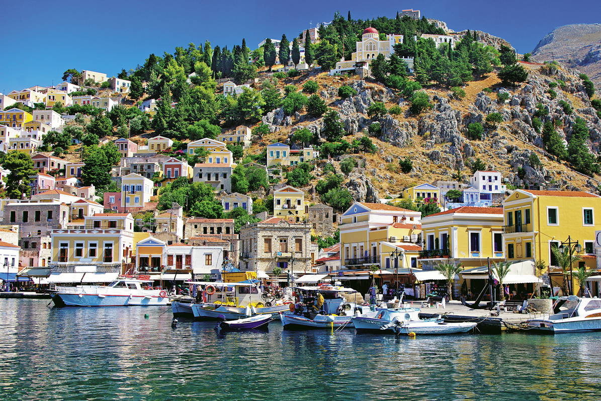 Kolorowe domy w porcie na greckiej wyspie Symi.