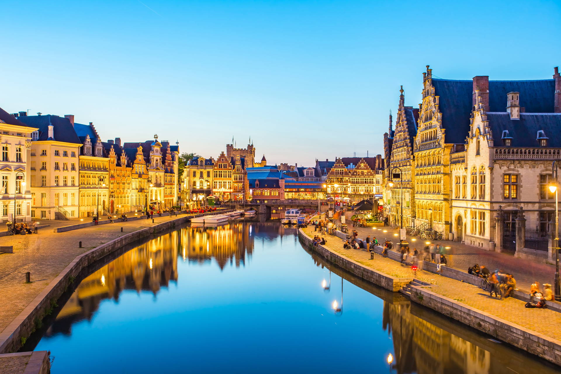Nocny widok na kanał w Gandawie, Belgia.