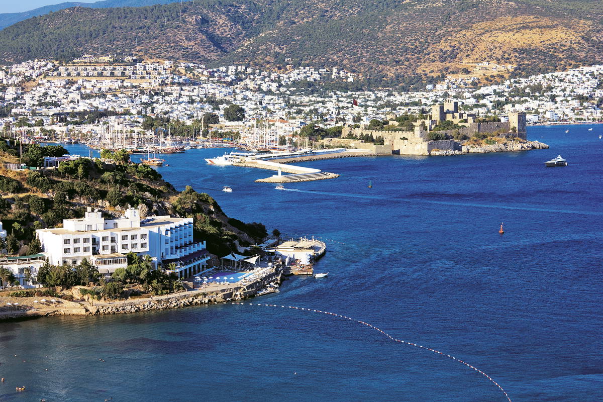 Widok na Bodrum w Turcji: morze, zamek i hotele.