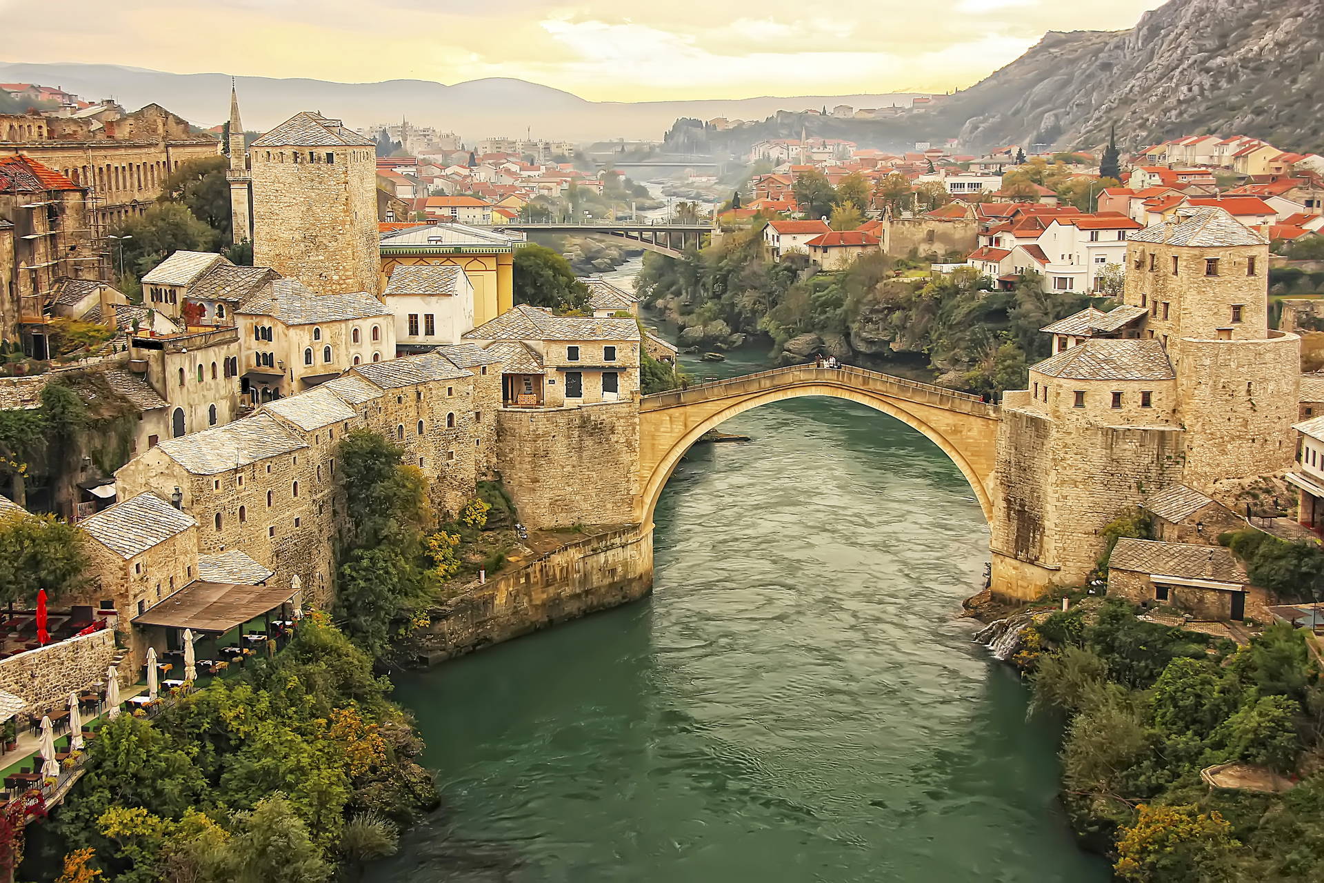 Widok na Stary Most w Mostarze.