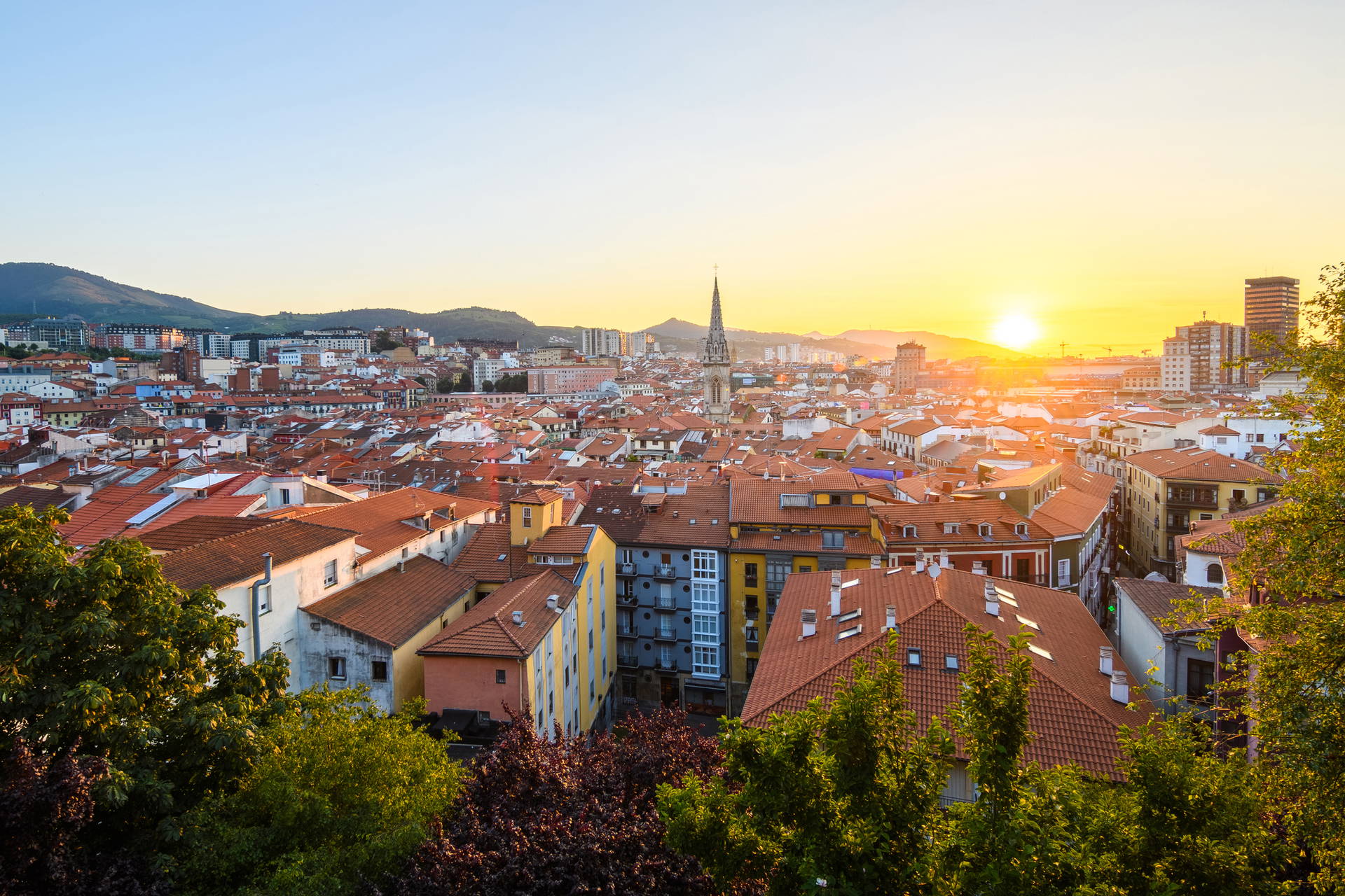 Panorama Bilbao w Hiszpanii o zachodzie.