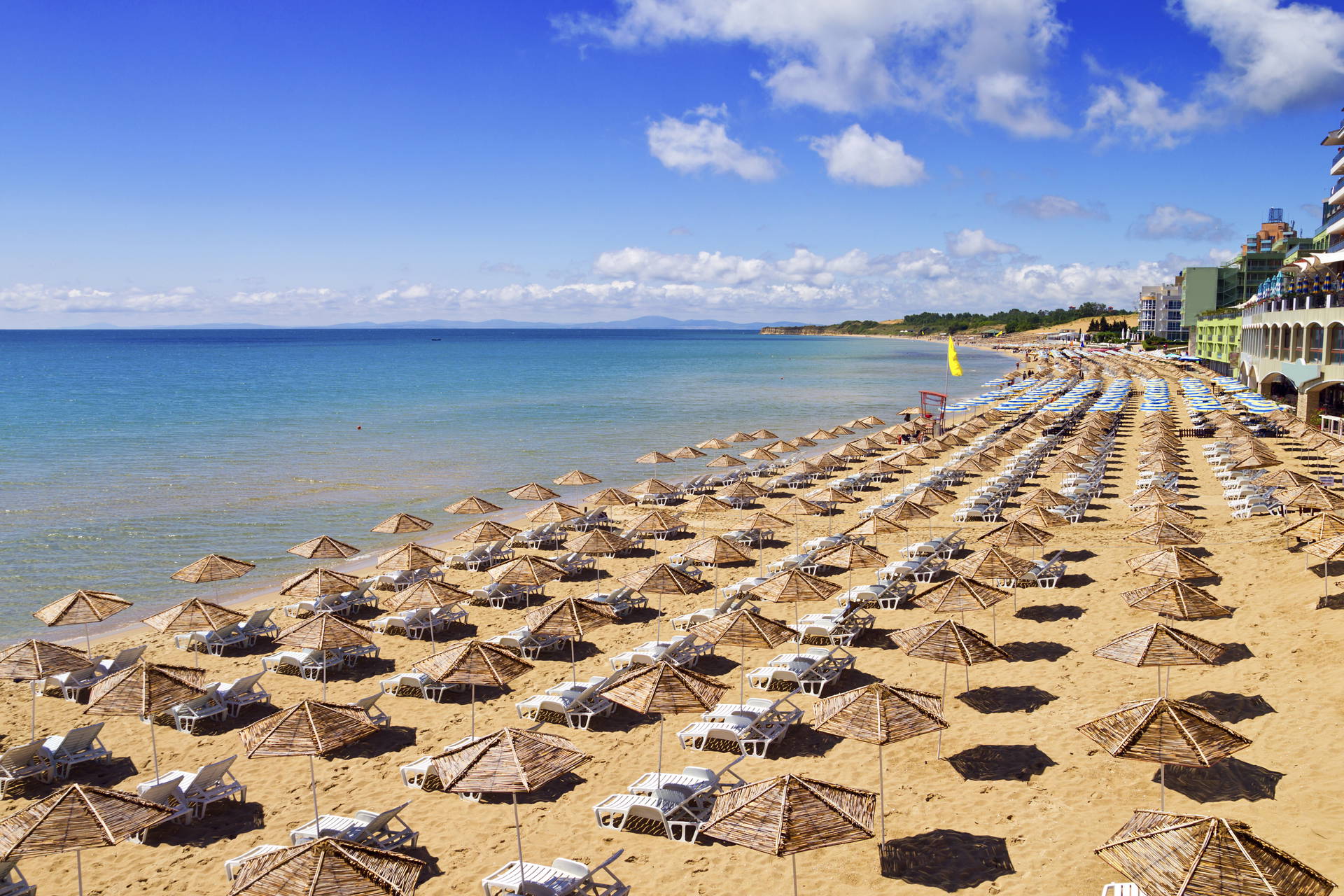 Plaża w Słonecznym Brzegu, Bułgaria, z parasolami i leżakami.