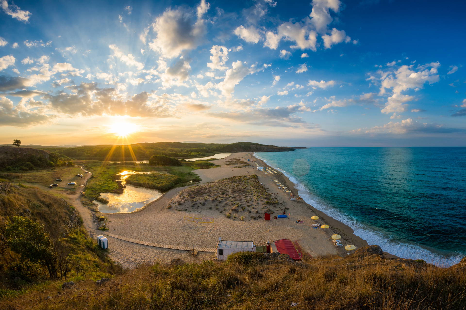 Plaża, morze i zachód słońca.