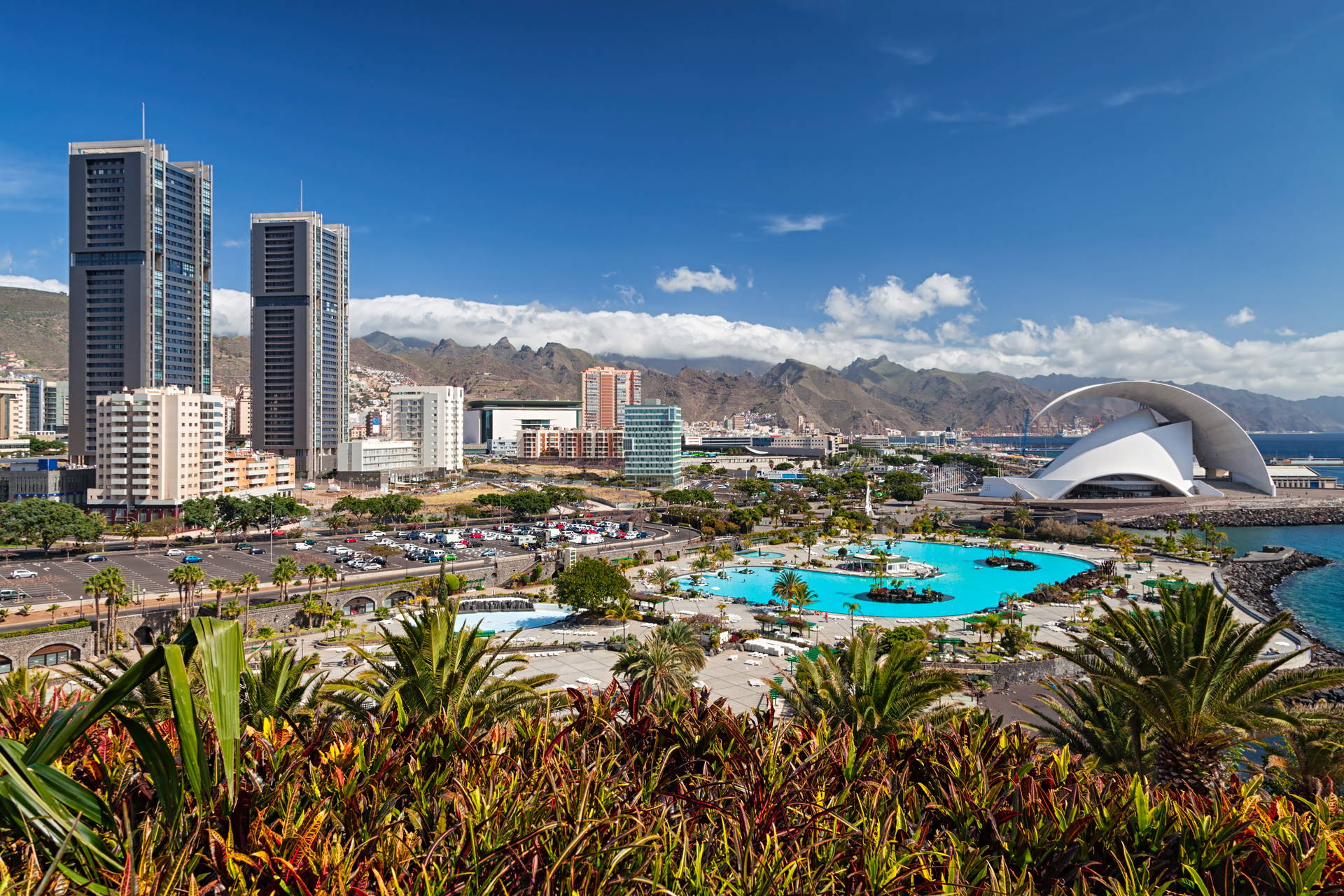 Panorama Santa Cruz de Tenerife z architekturą miasta i kompleksem basenów.