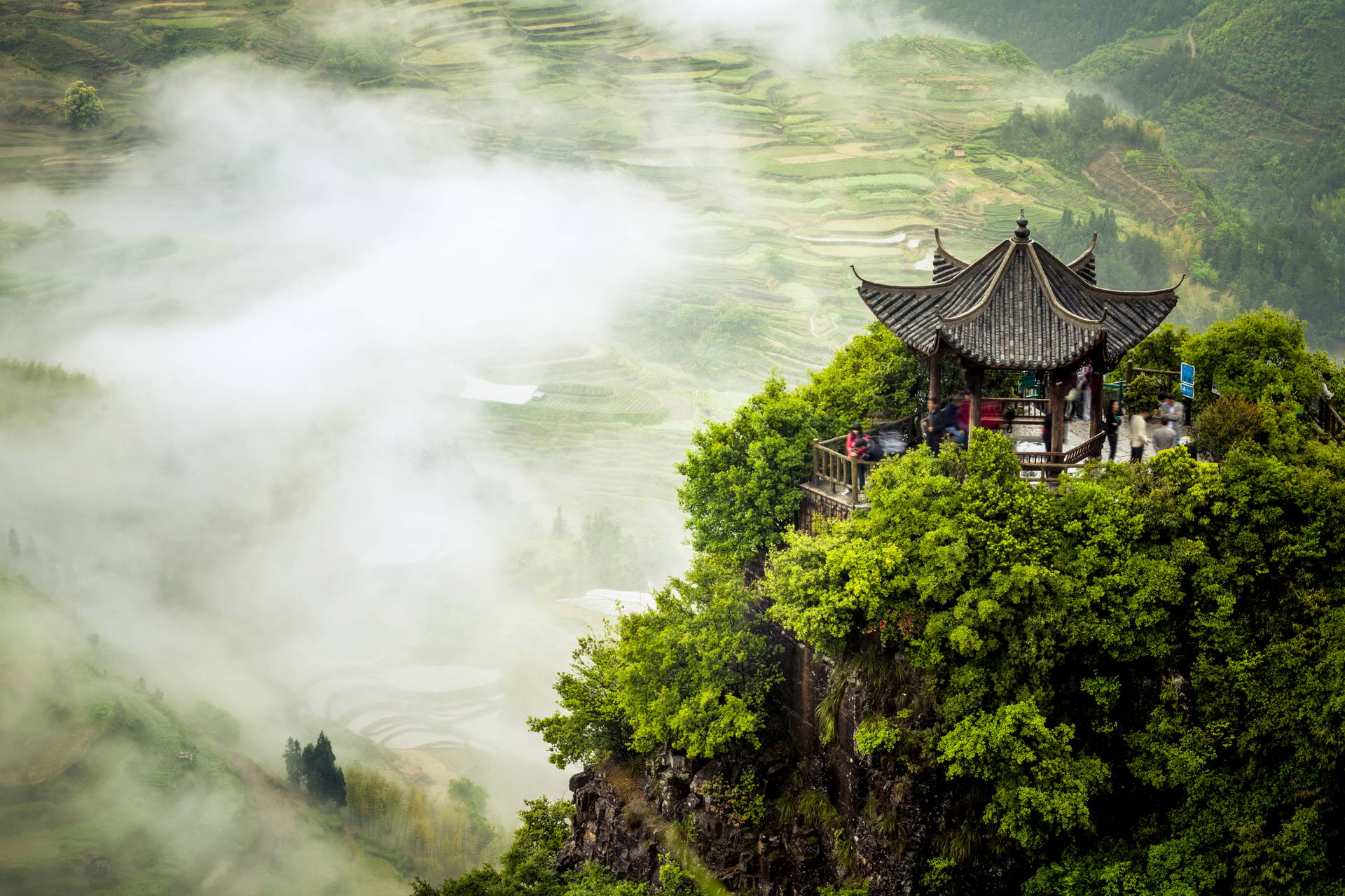 Pagoda na szczycie zamglonej góry w Longsheng, Chiny.