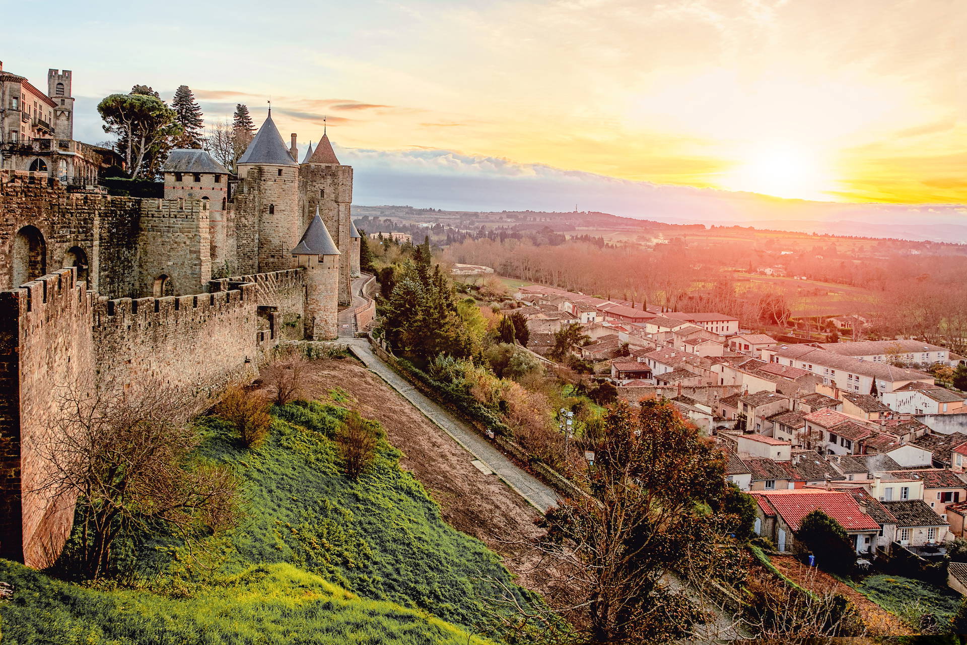 Średniowieczne mury obronne Carcassonne o zachodzie słońca.
