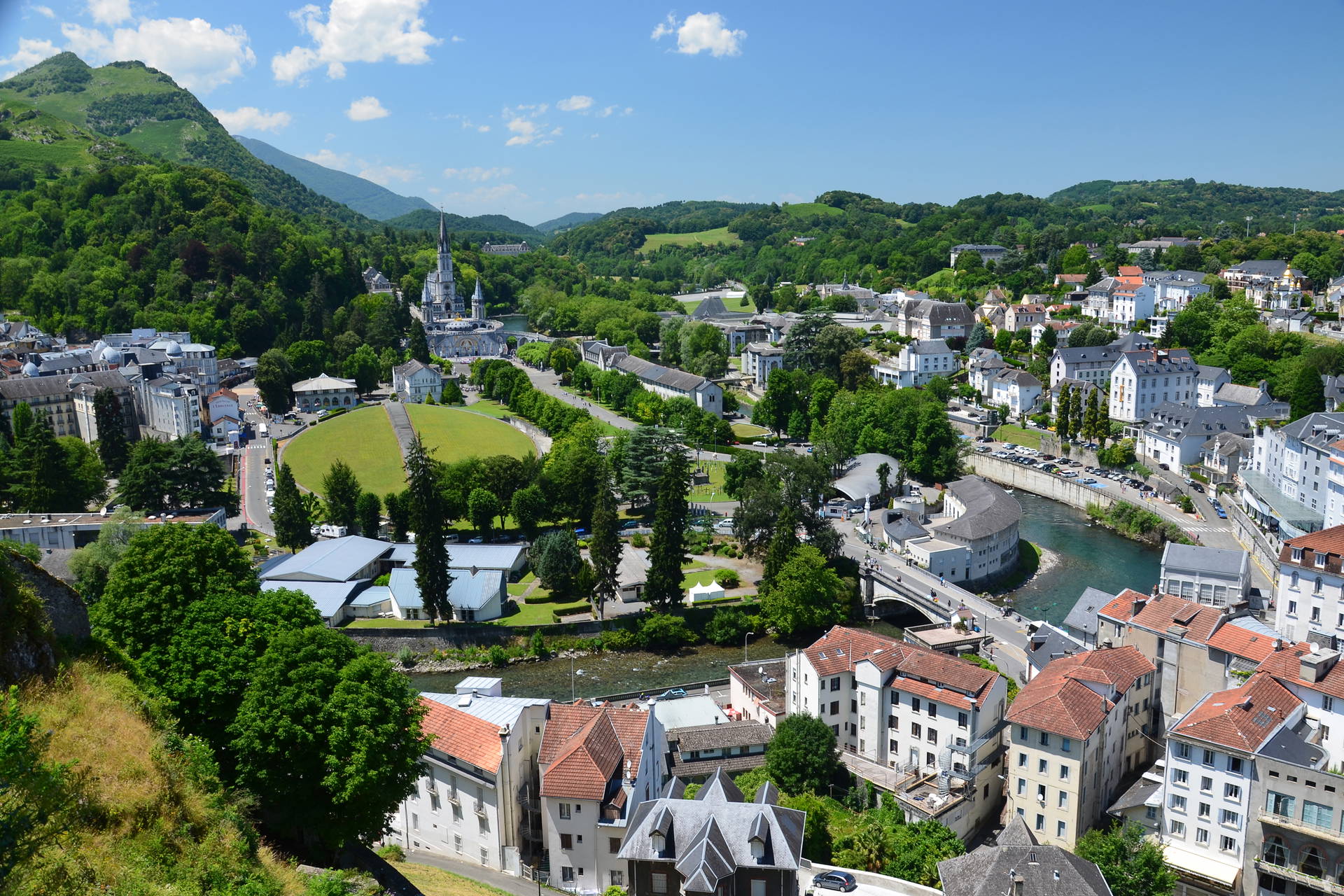 Panorama Lourdes z Bazyliką Niepokalanego Poczęcia.