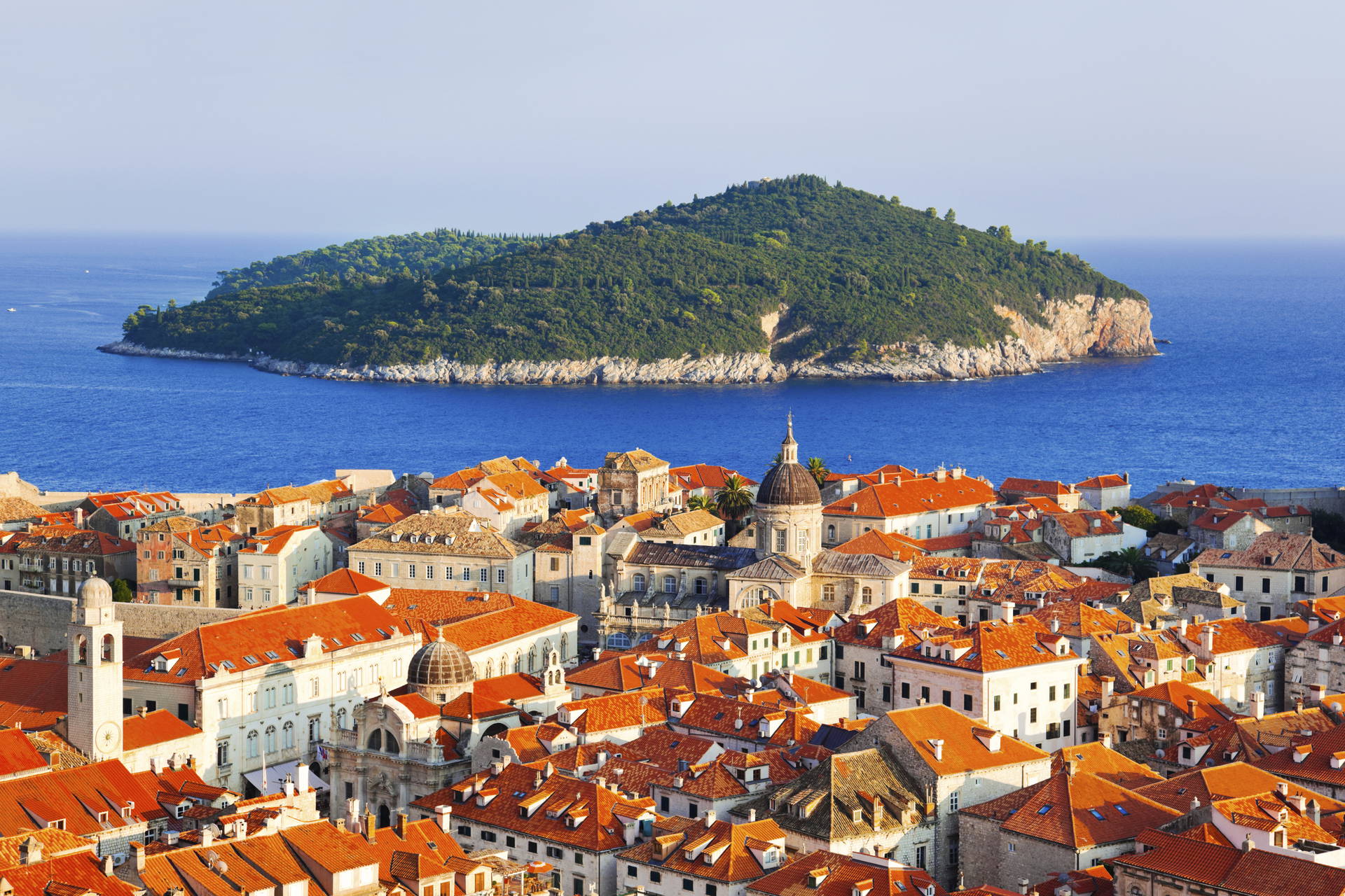 Panorama Dubrownika z wyspą Lokrum w tle.