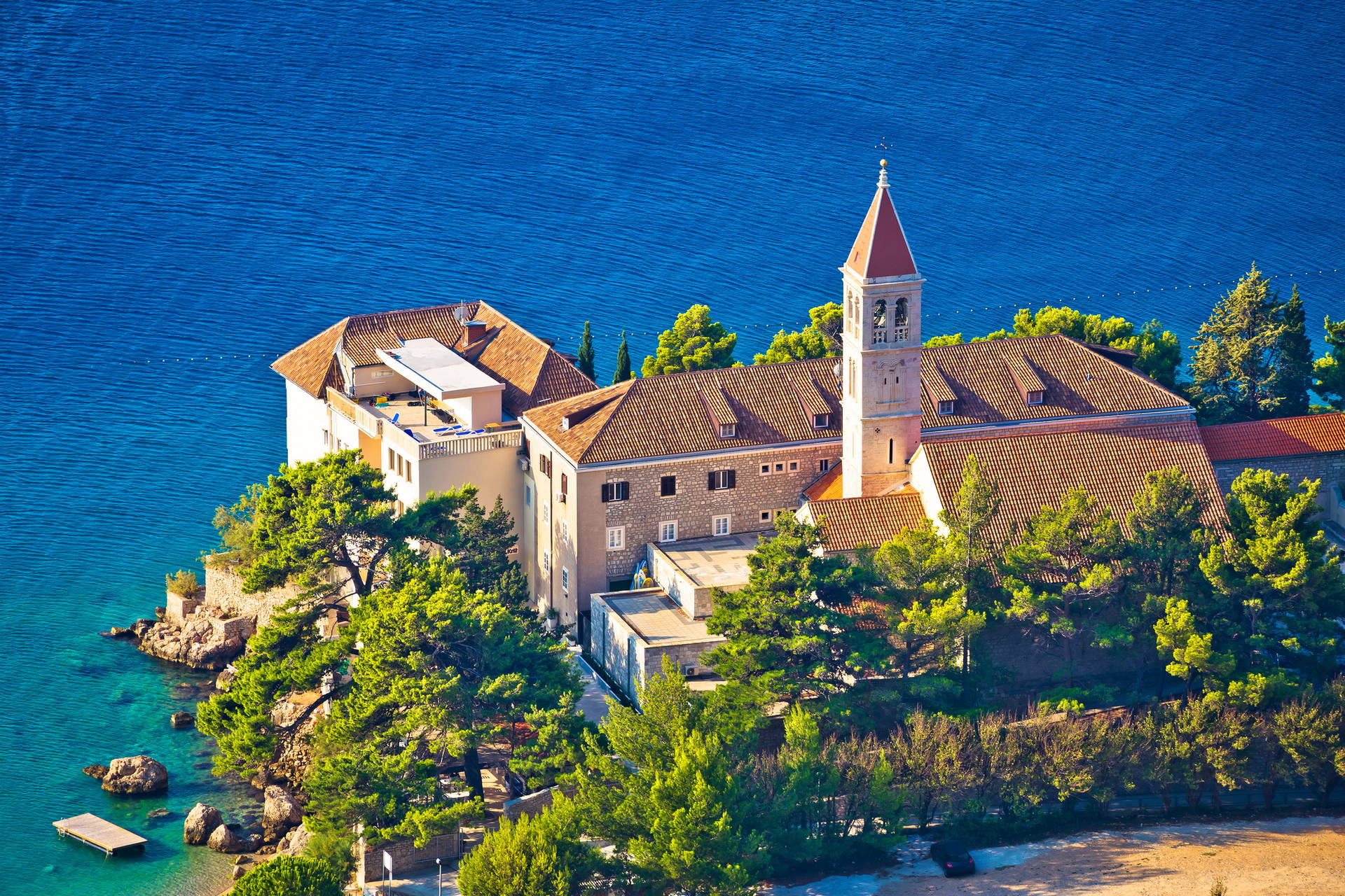 Klasztor w Bol na wyspie Brač w Chorwacji, widok z góry.