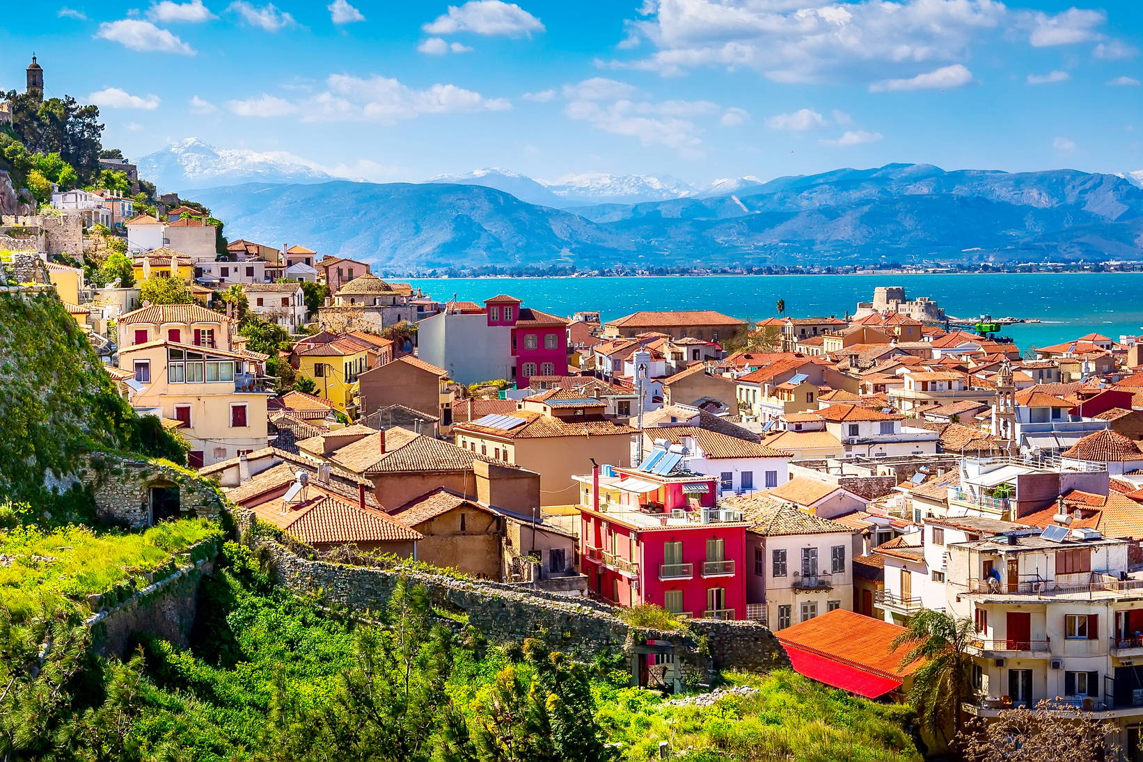 Widok na Nafplio w Grecji z domami o czerwonych dachach.