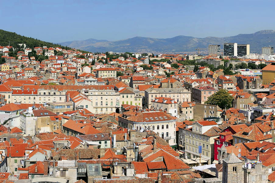 Panorama Splitu w Chorwacji. Widoczne czerwone dachy budynków i góry w tle.