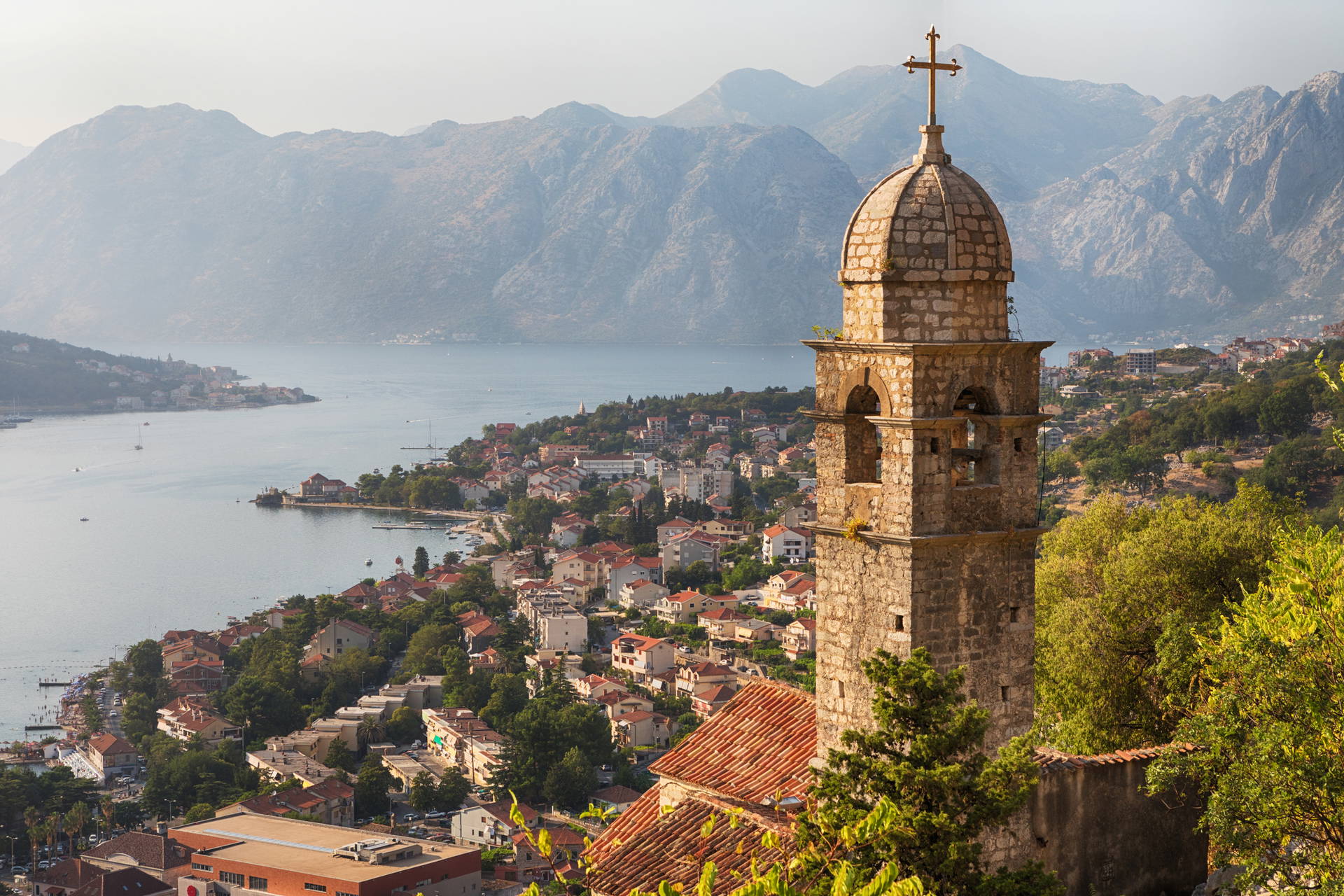 Widok na Kotor w Czarnogórze z kamienną wieżą kościelną.