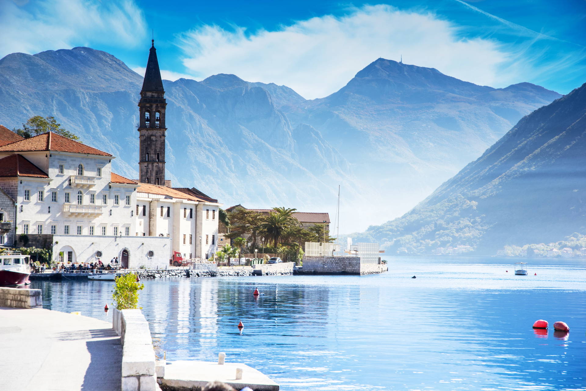 Perast w Czarnogórze. W tle woda i góry.