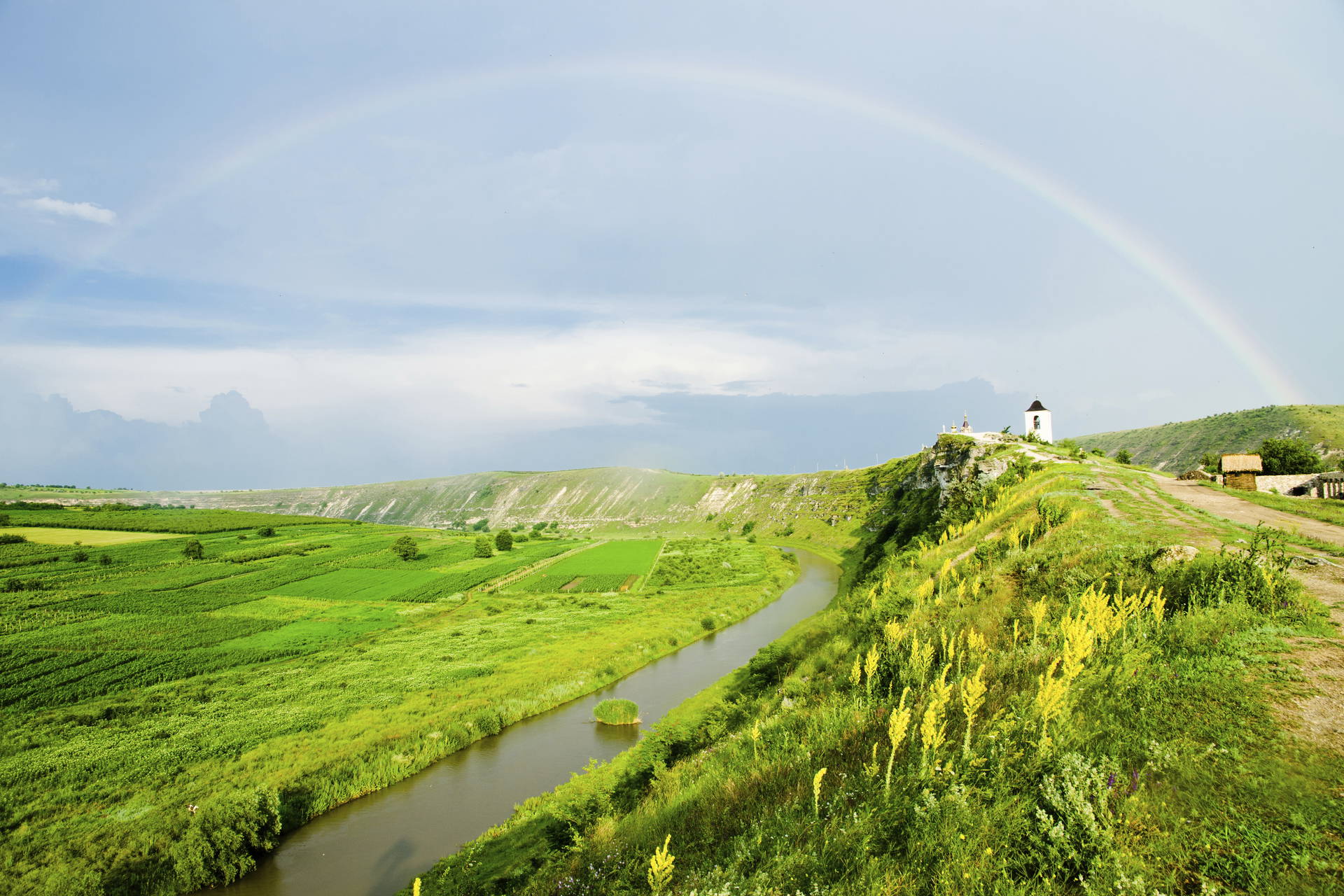Tęcza nad klasztorem Orheiul Vechi i rzeką w Mołdawii.