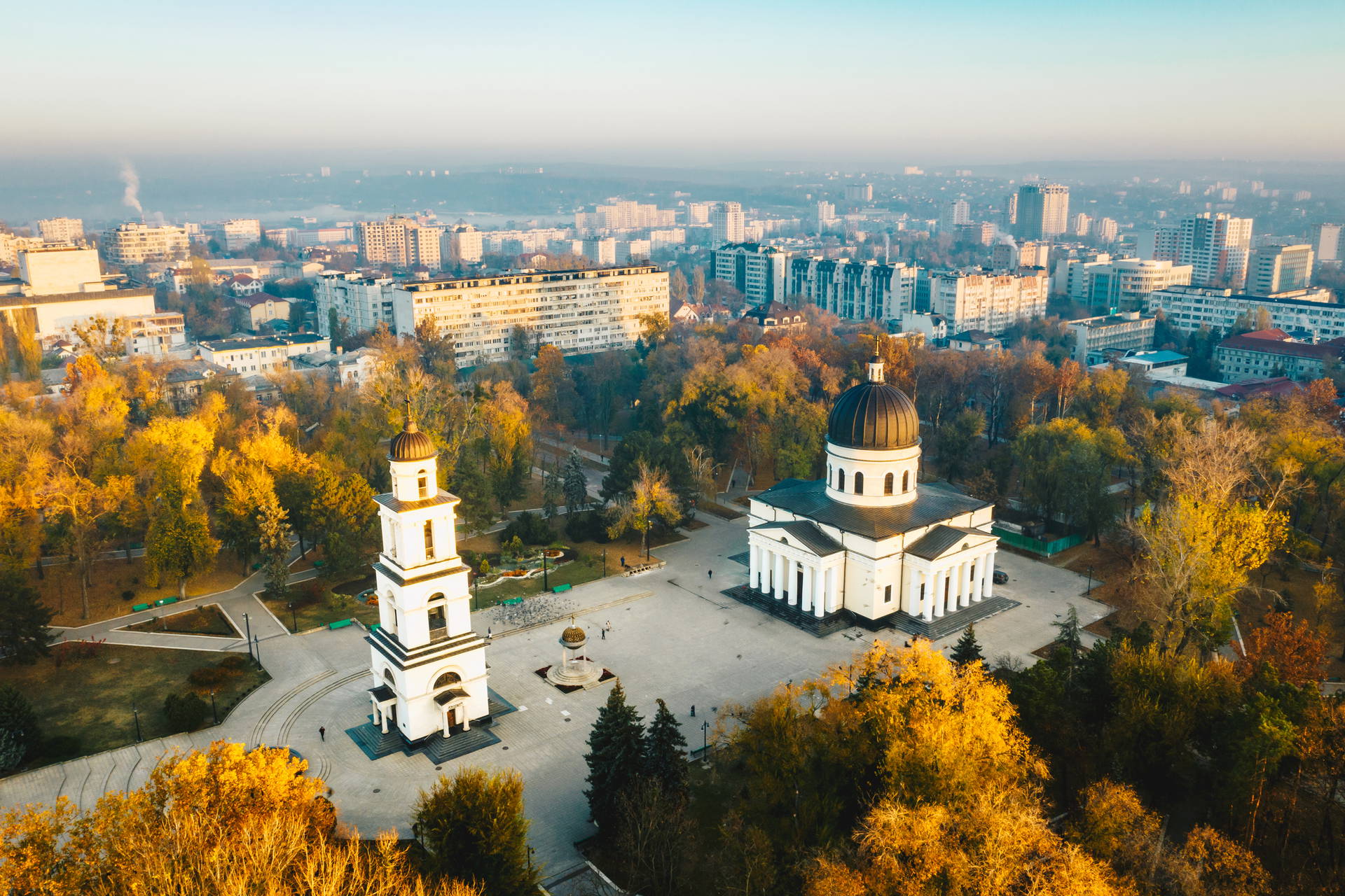 Panorama Kiszyniowa z Soborem Narodzenia Pańskiego w tle.