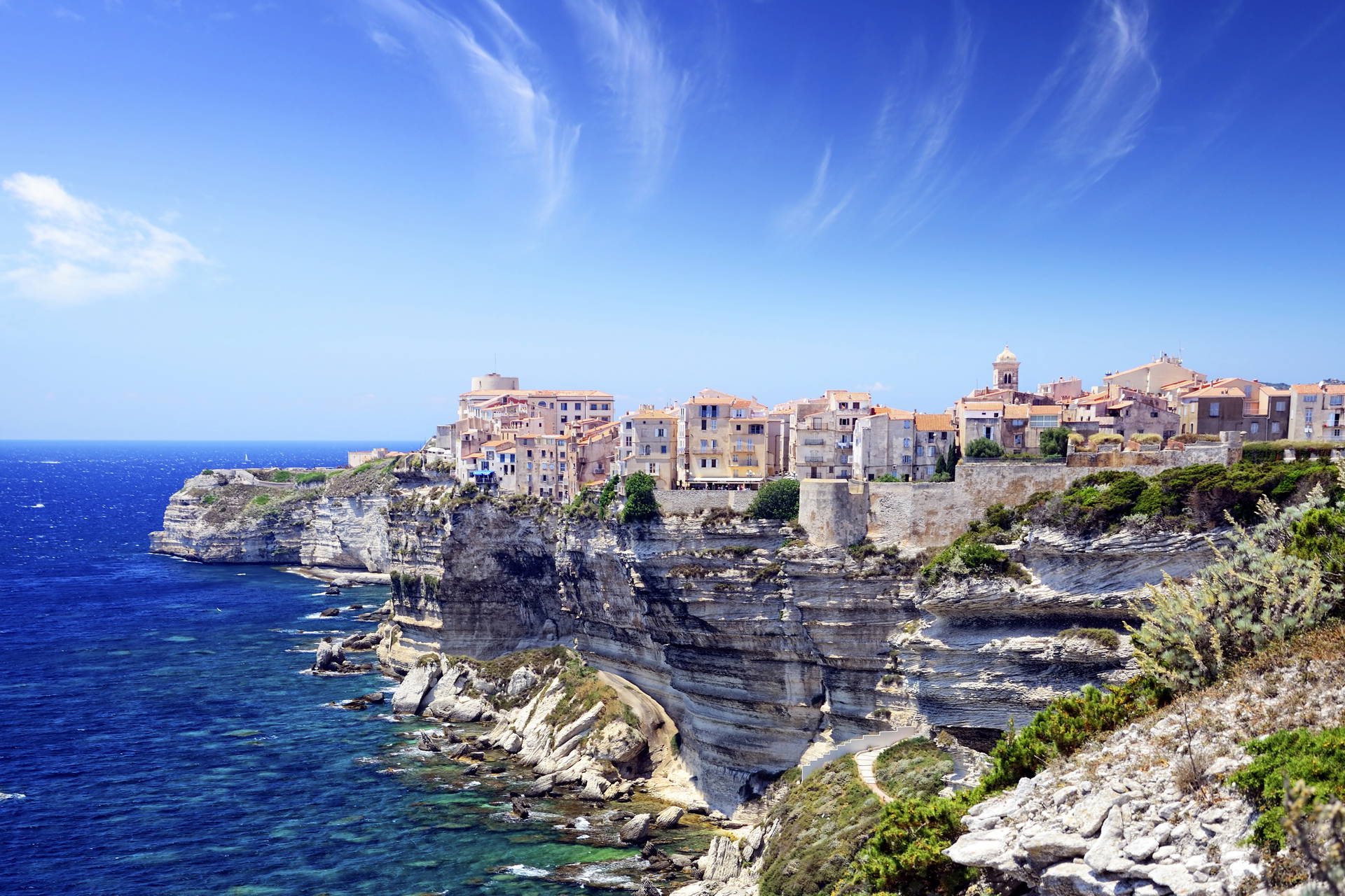 Bonifacio, miasto na Korsyce, zbudowane na klifie.