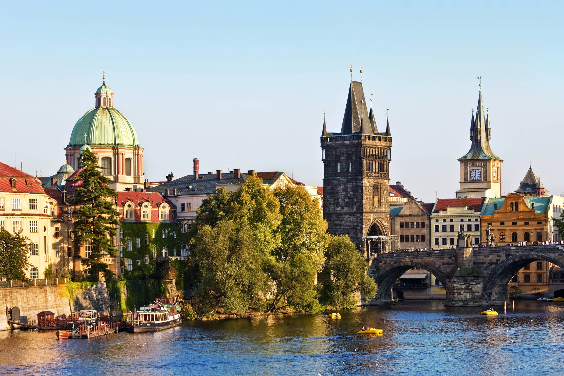 Panorama Pragi z Mostem Karola i Wełtawą.