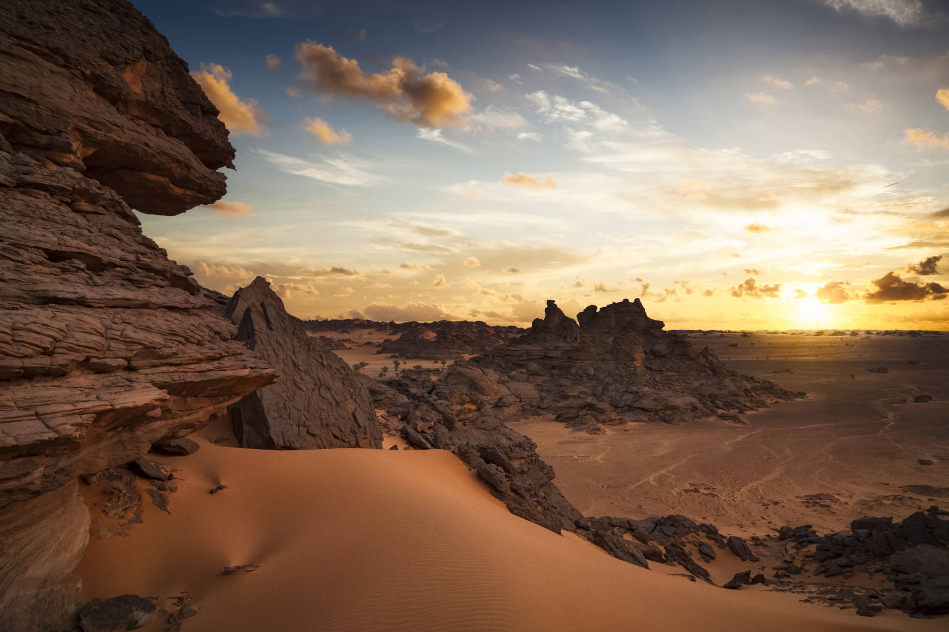 Pustynny krajobraz ze skałami o zachodzie słońca.