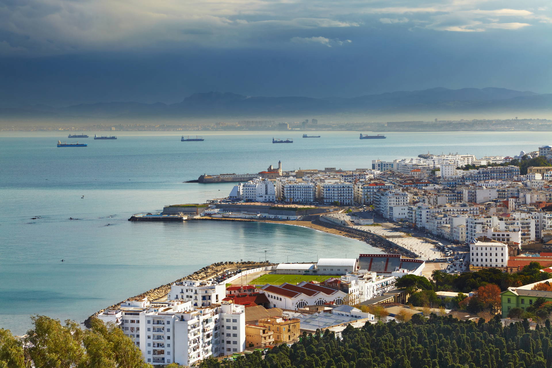 Panorama Algieru z widokiem na port i morze.