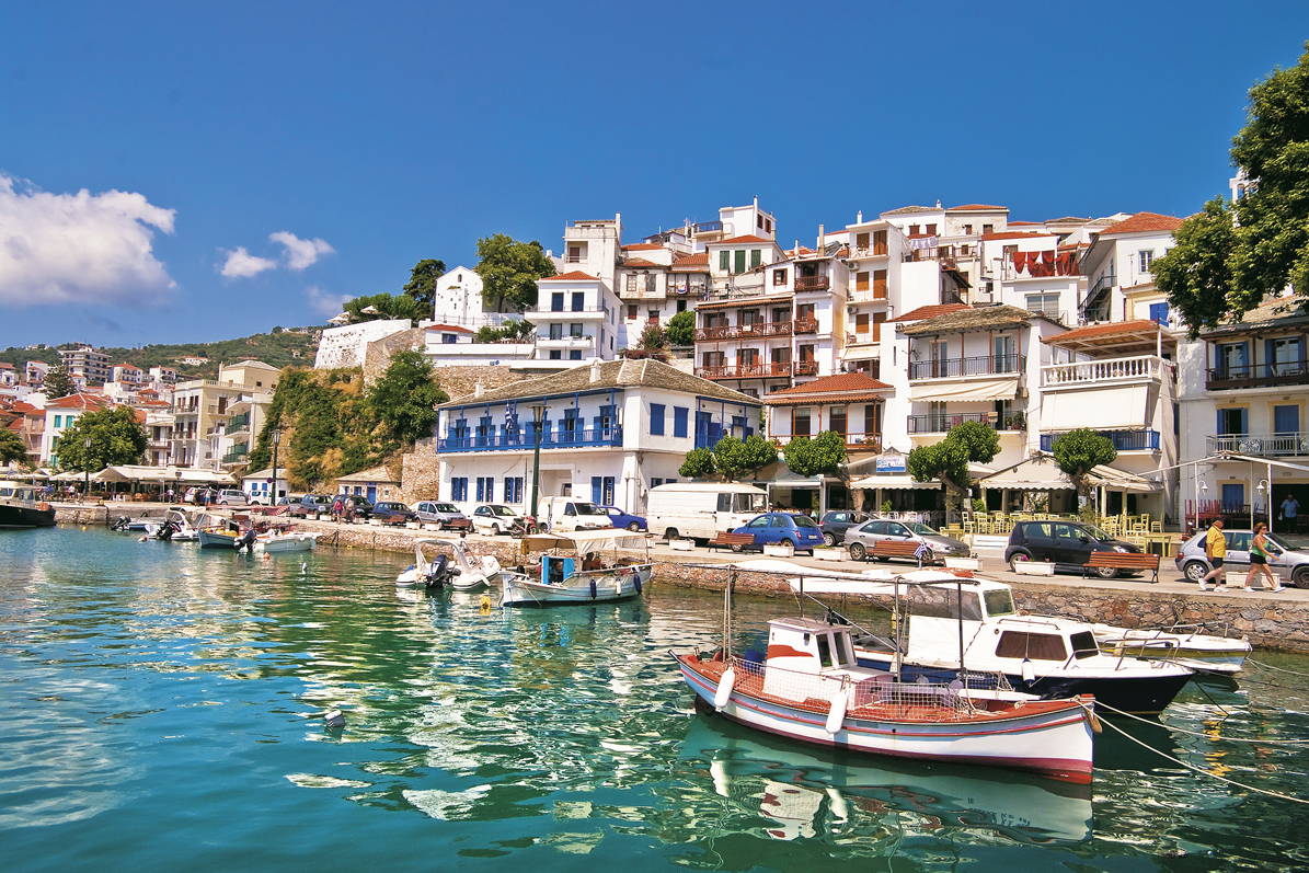 Port w Skiathos, Grecja. Na pierwszym planie łodzie.