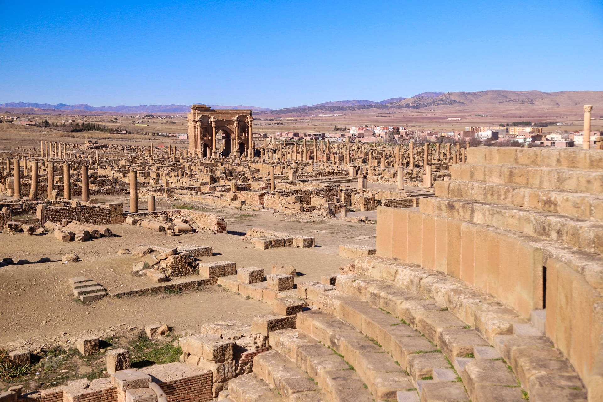 Panorama ruin rzymskiego miasta Timgad w Algierii.