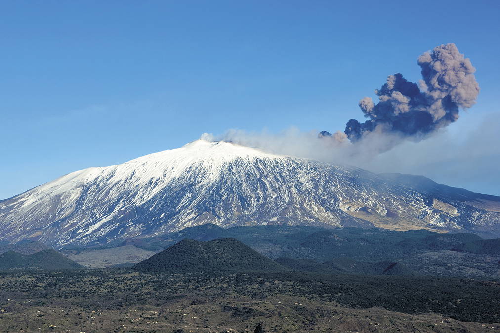 Erupcja wulkanu Etna na tle nieba.