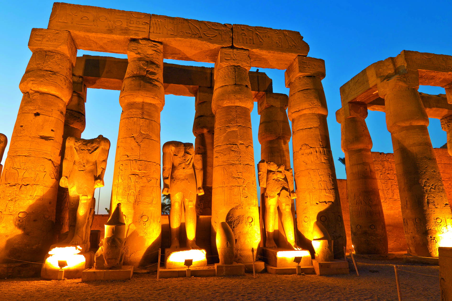 Karnak w Luksorze nocą.
