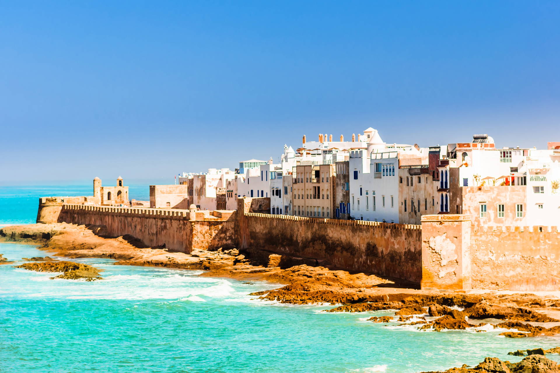 Essaouira, Maroko: widok na medynę otoczoną murami obronnymi i ocean.
