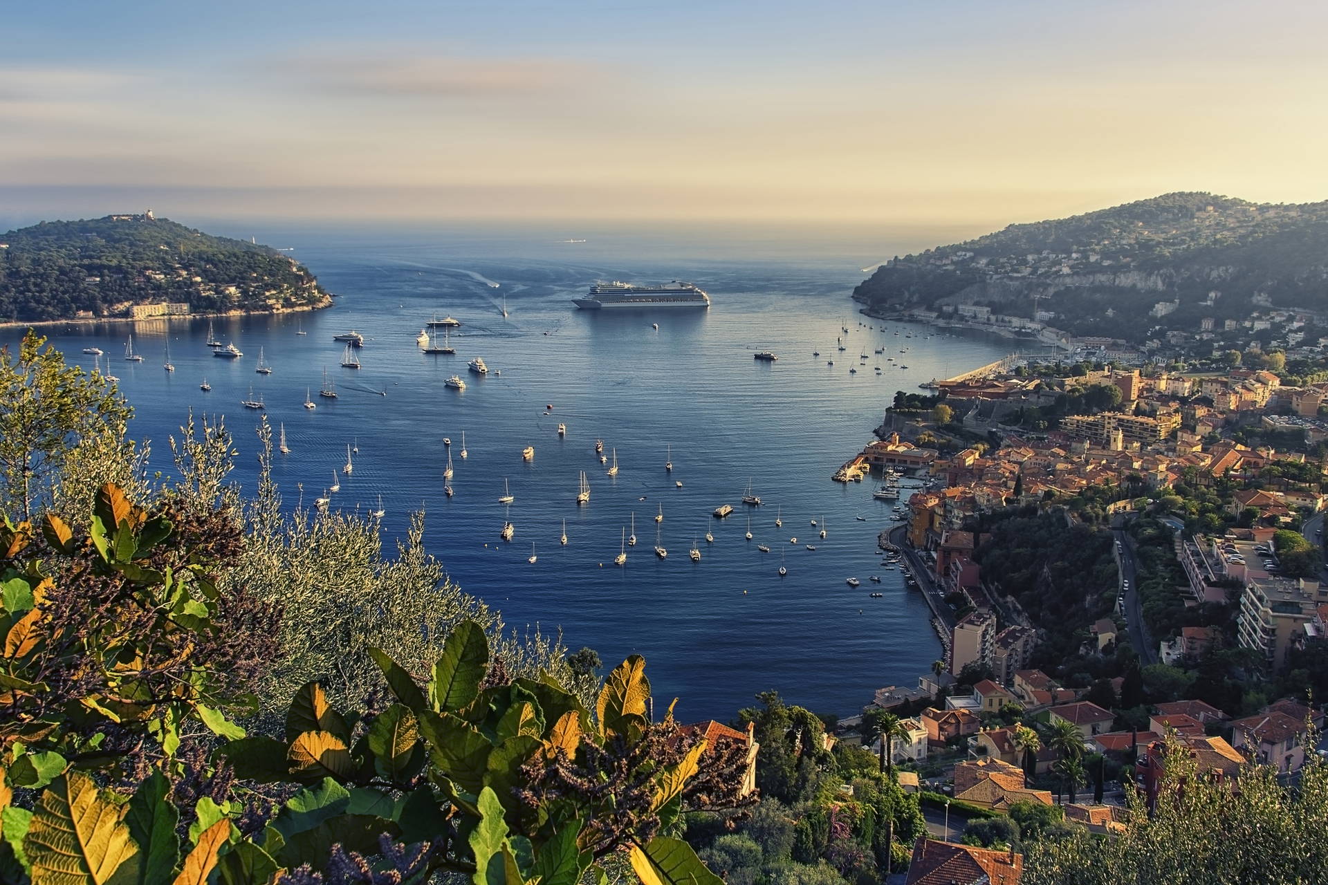 Villefranche-sur-Mer z łodziami na morzu.