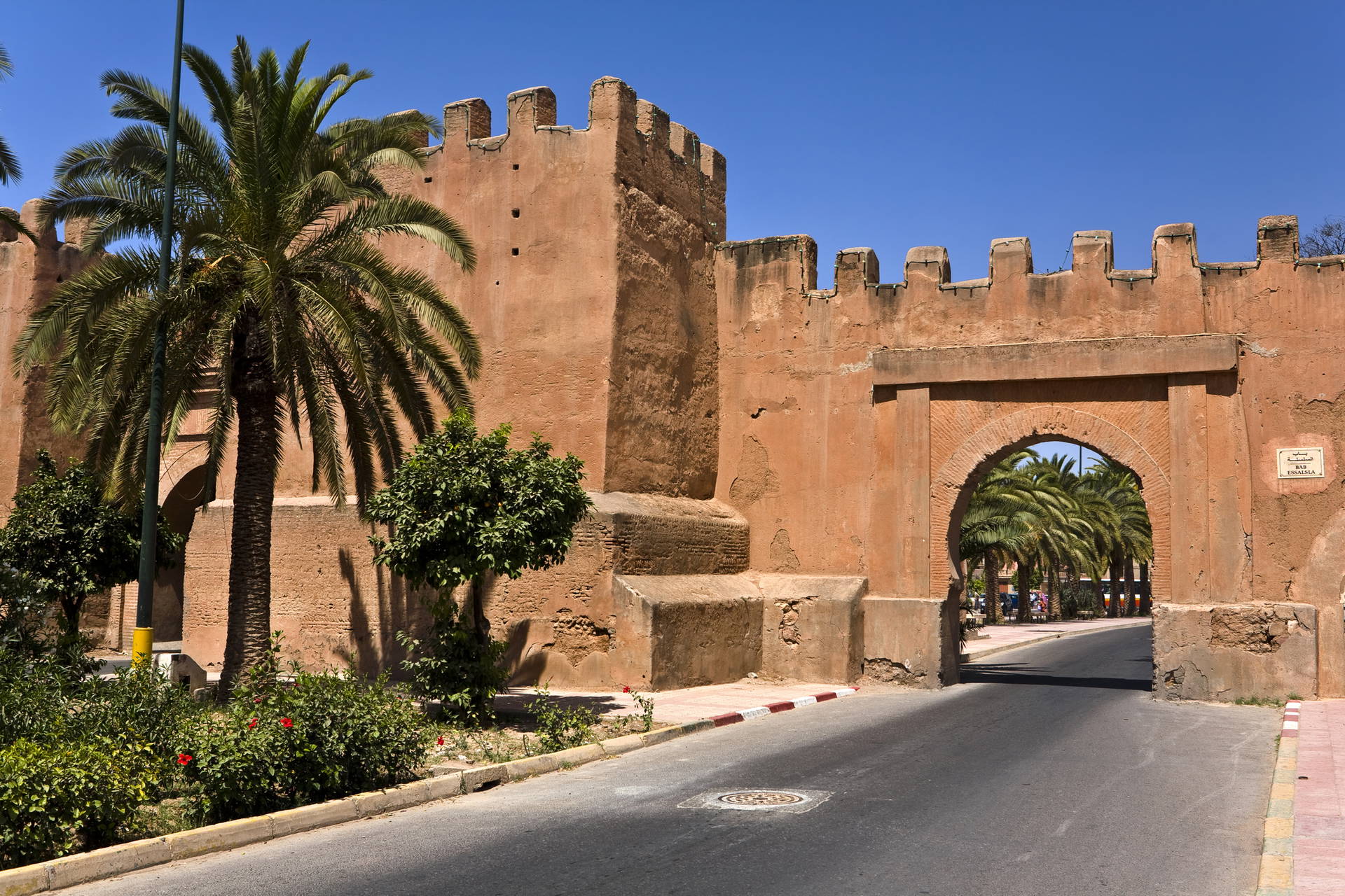 Brama Bab Essaouira w Maroku z palmami.