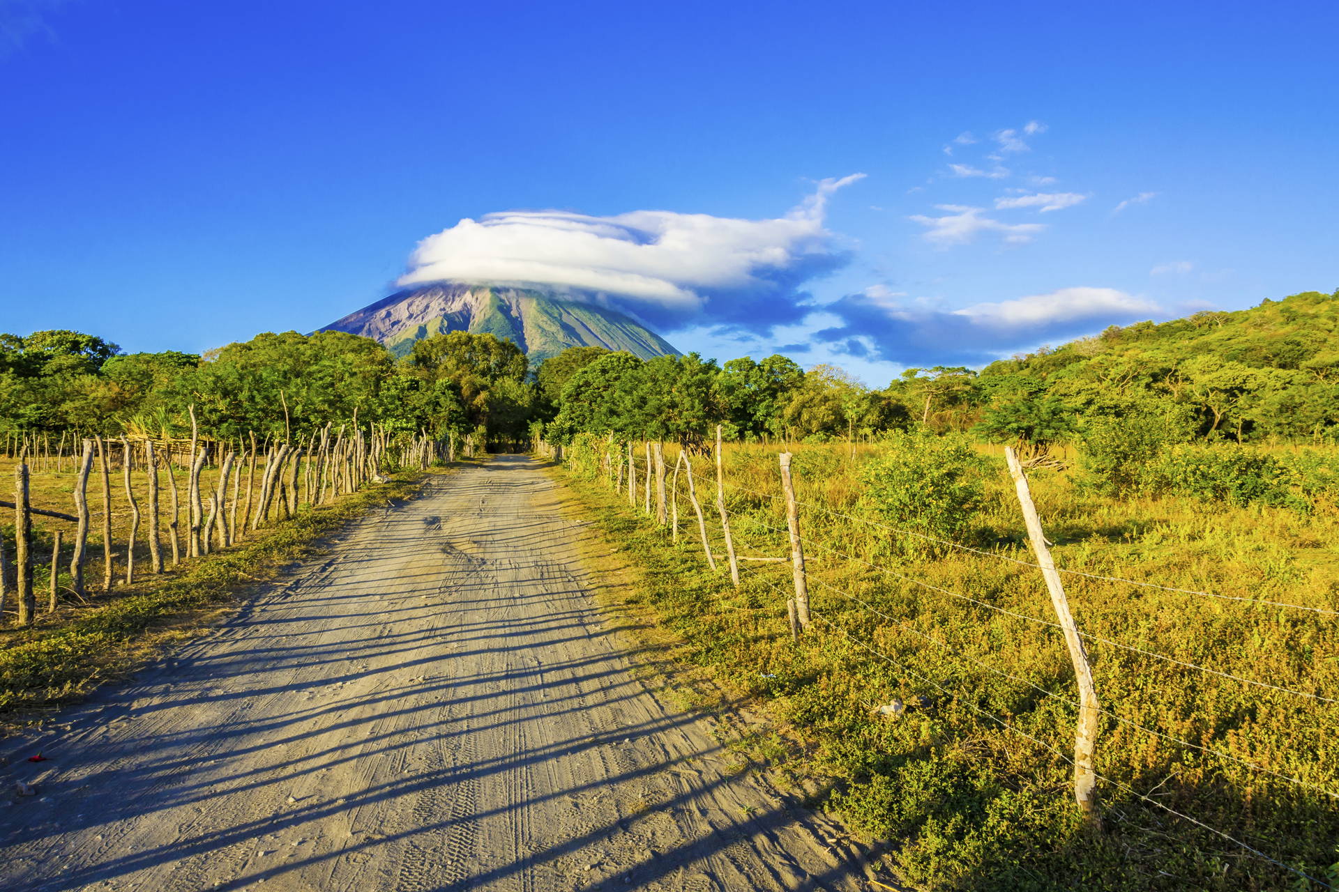 Polna droga prowadząca w stronę wulkanu Concepción w Nikaragui.