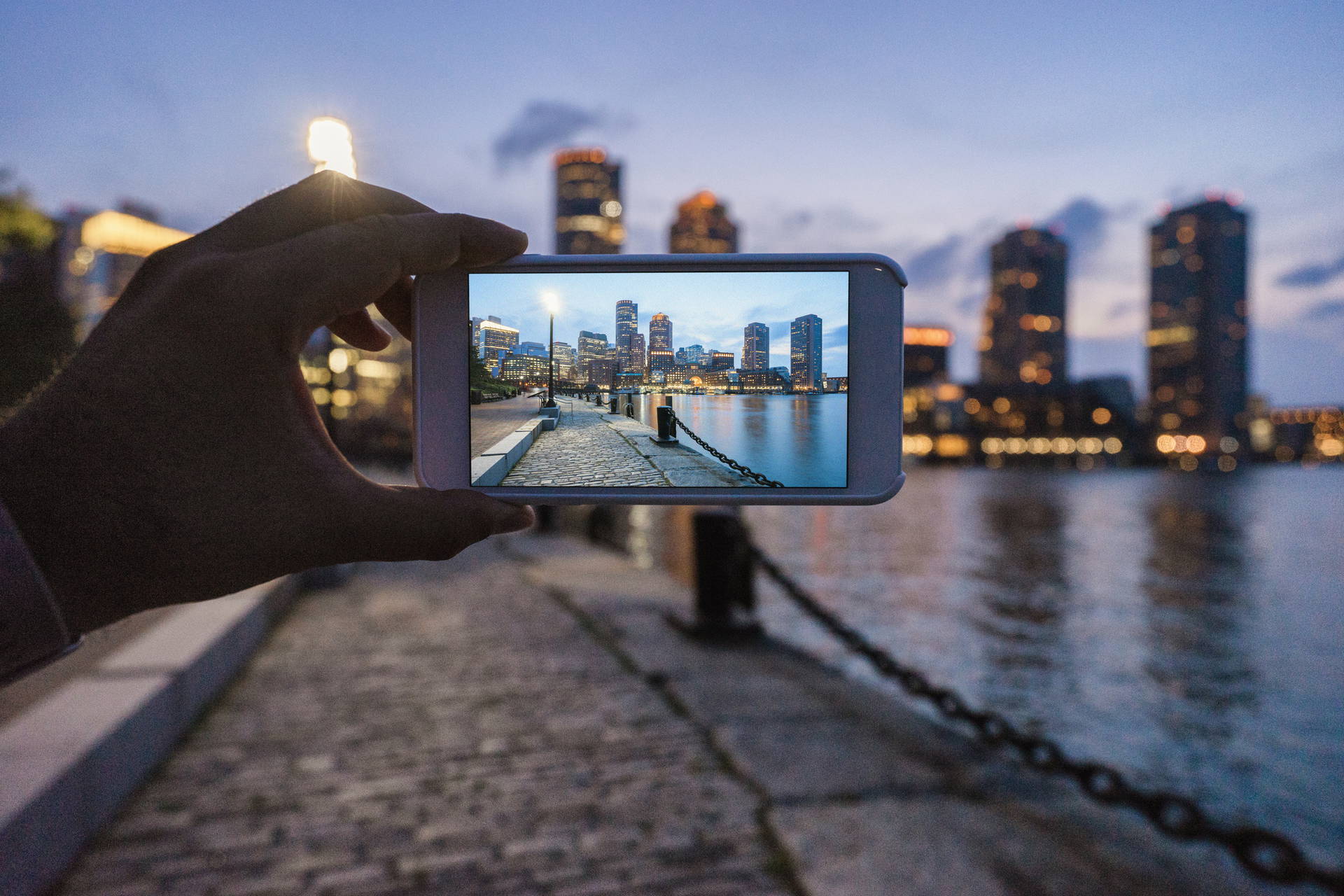 Osoba robiąca telefonem zdjęcie Bostonu.